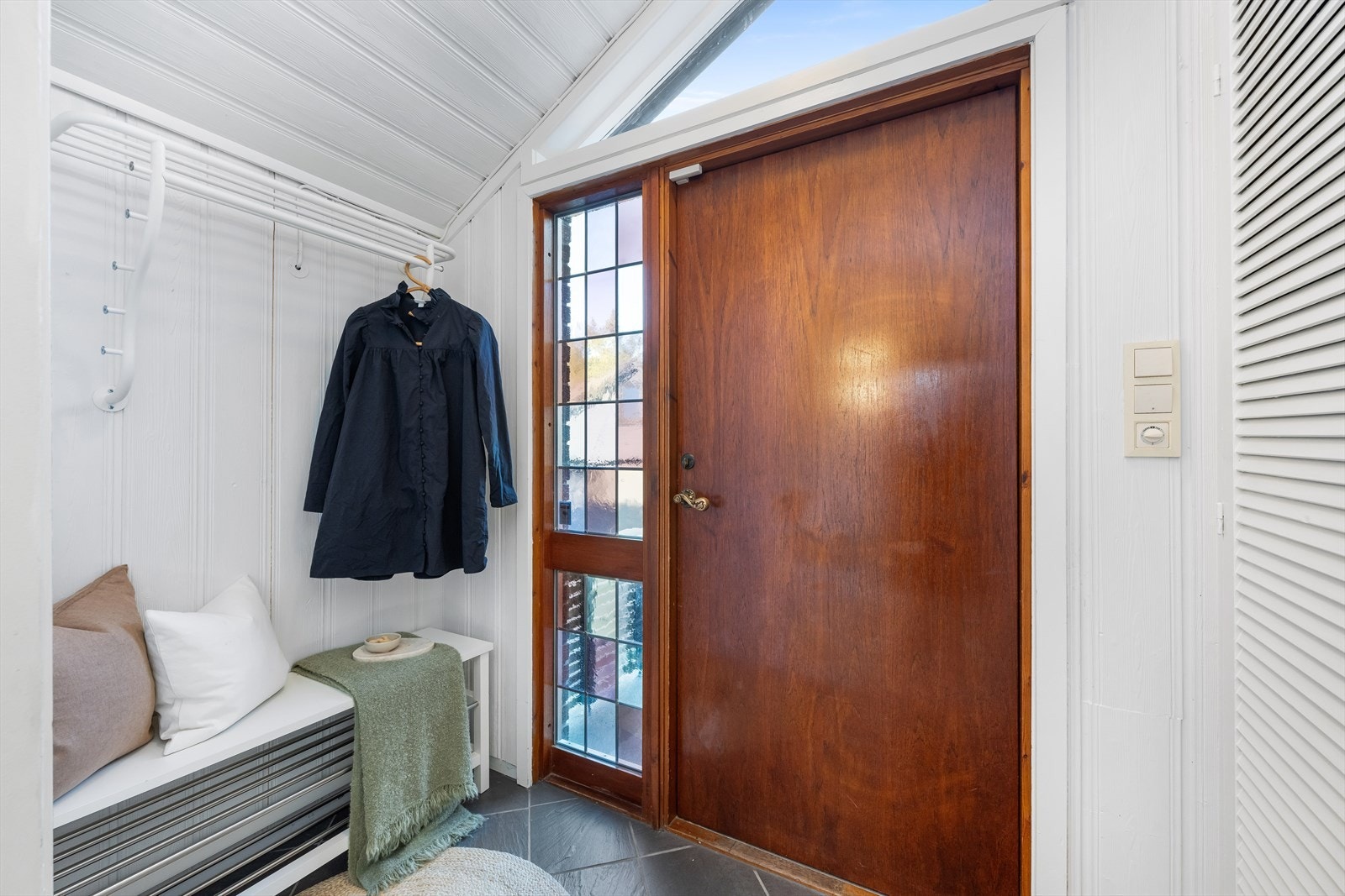 God plass for yttertøy i innbydende entré. Galleribilde