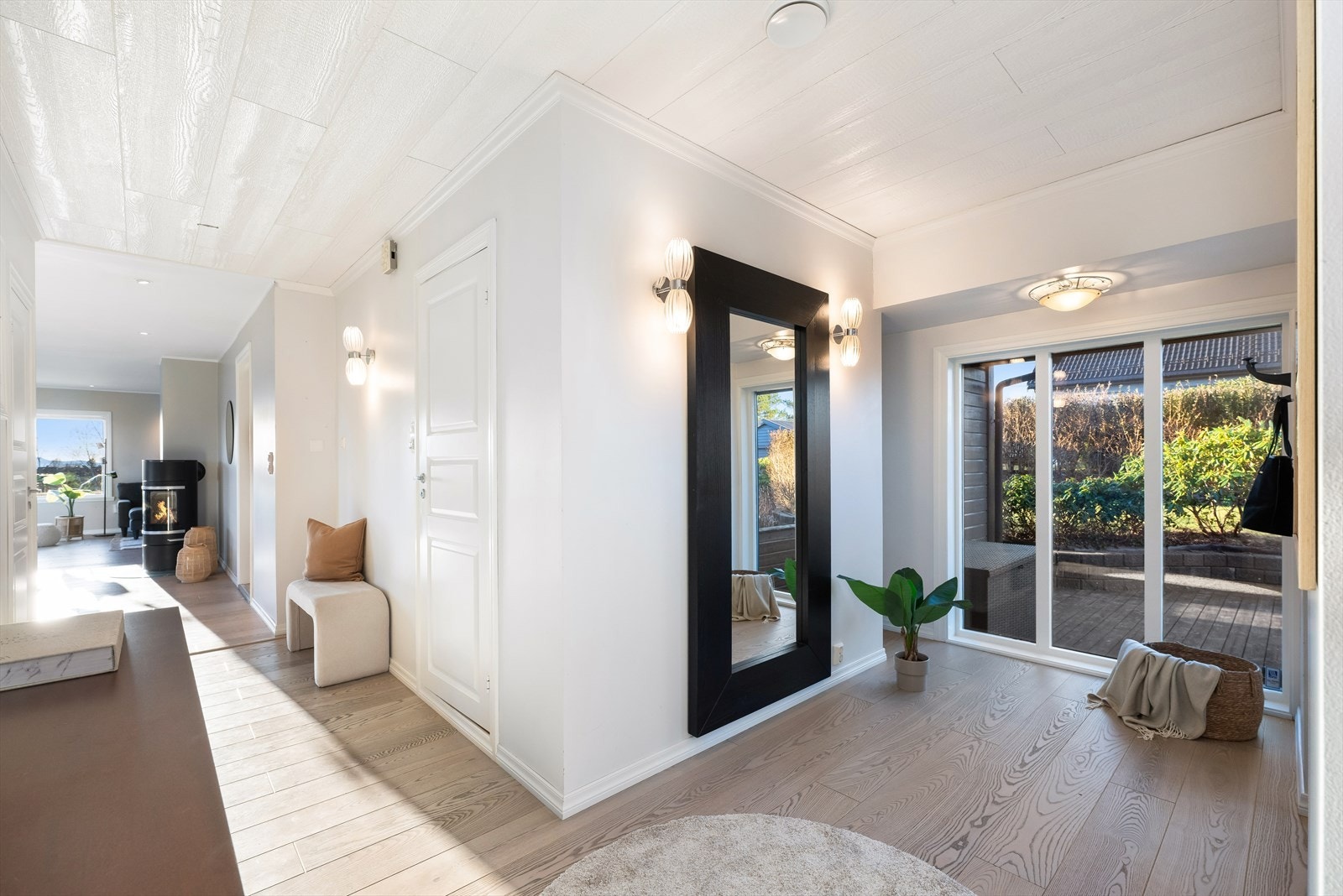 Lys og trivelig hall med tilkomst til stue/kjøkken, bad, 3 soverom og entré. Galleribilde