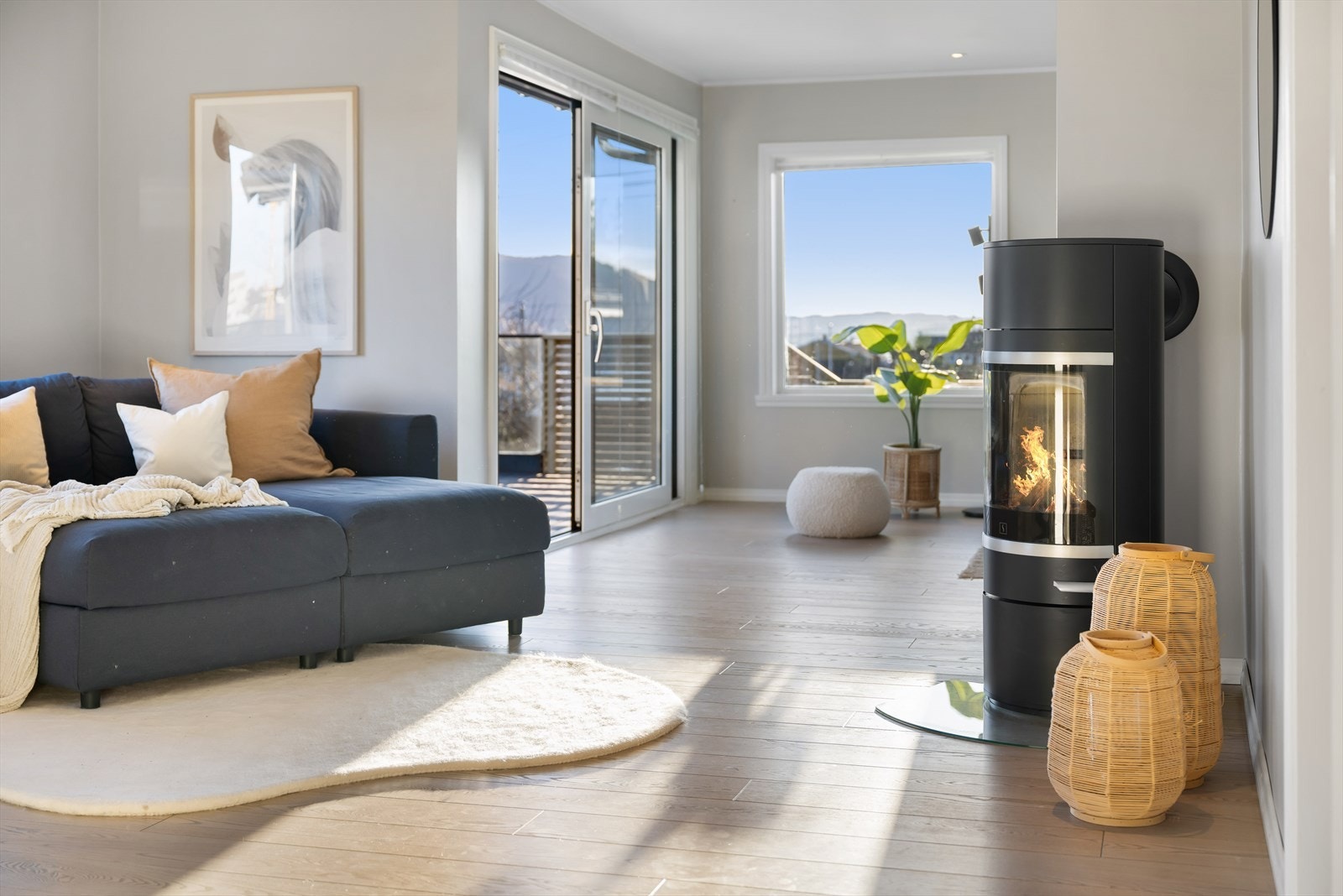 Her i stuen har man oppvarming via varmepumpe og vedovn samt at boligen har installert delvis balansert ventilasjon med varmegjenvinning. Galleribilde