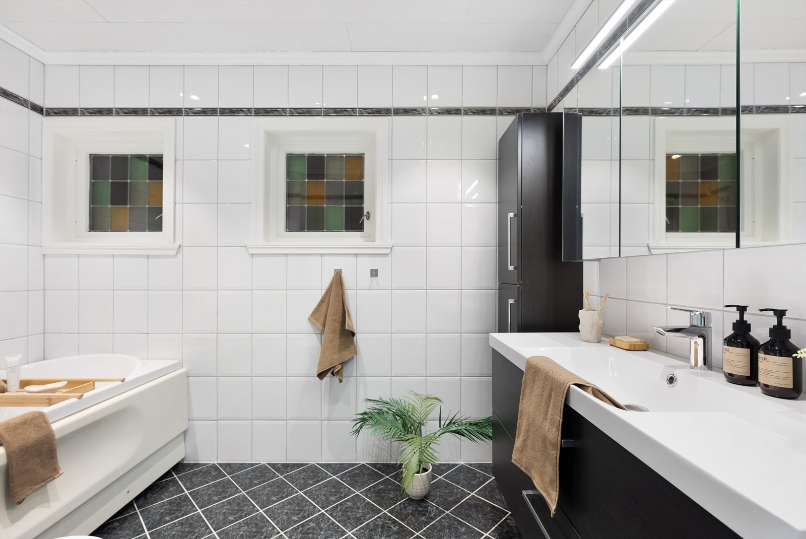 Et moderne og romslig badeværelse. Galleribilde