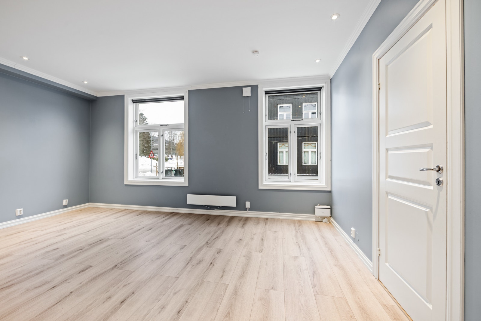 Flott stue med god takhøyde, detaljerte lister og dimbare spotter i tak. Galleribilde