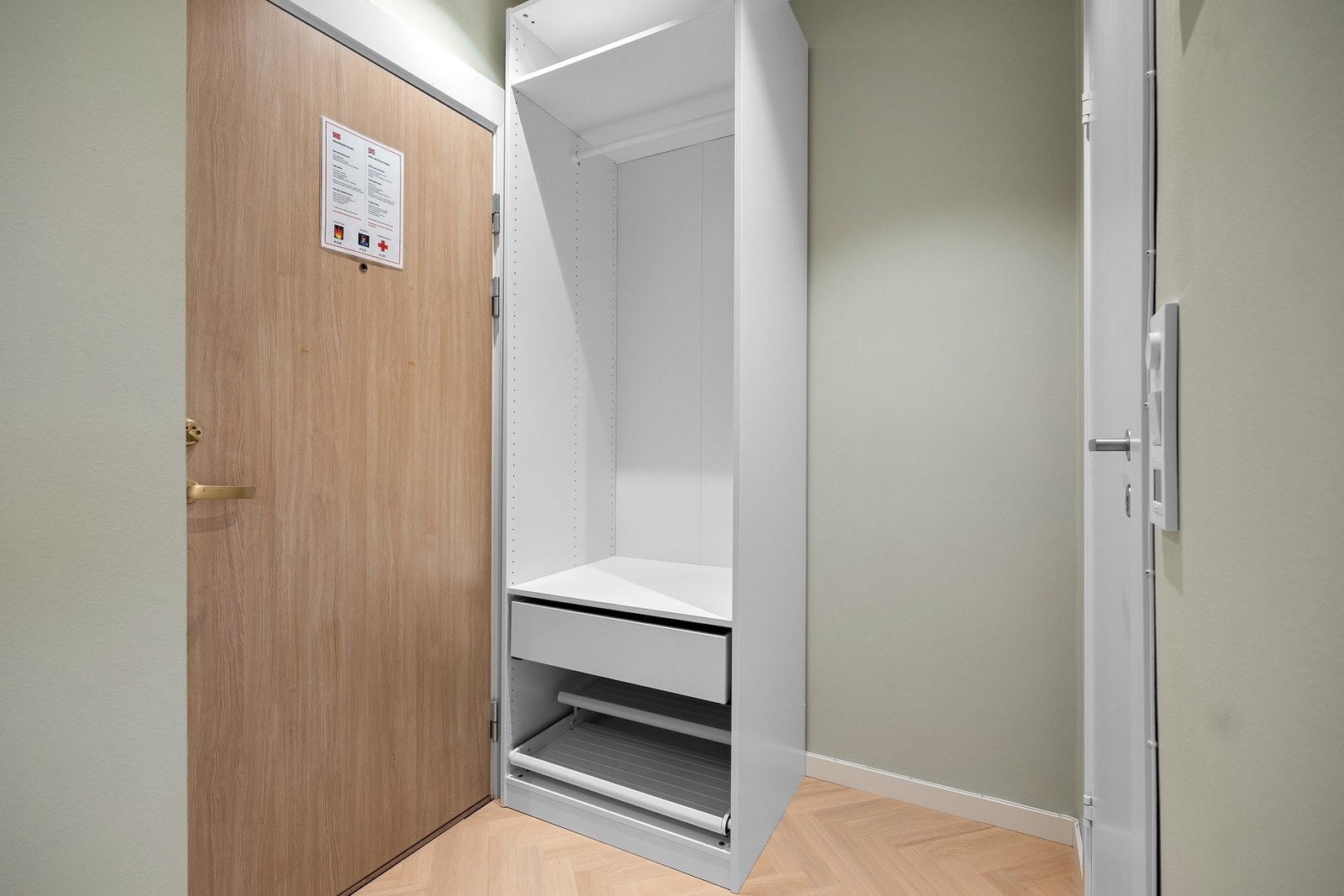 Garderobeskap i entré. Det medfølger i tillegg bod i kjeller. Galleribilde