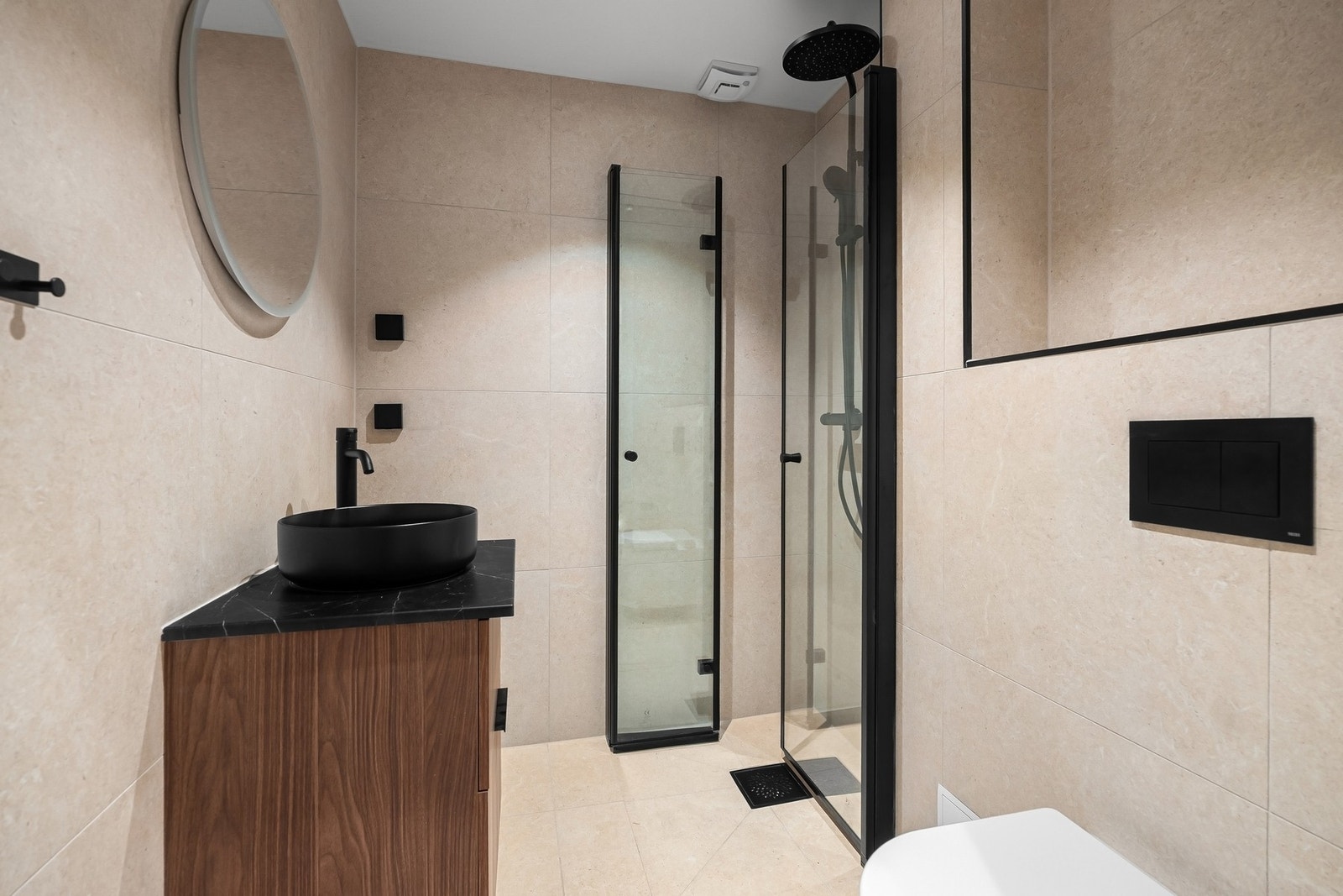 Behagelige varmekabler i gulv og opplegg for vaskemaskin. Galleribilde