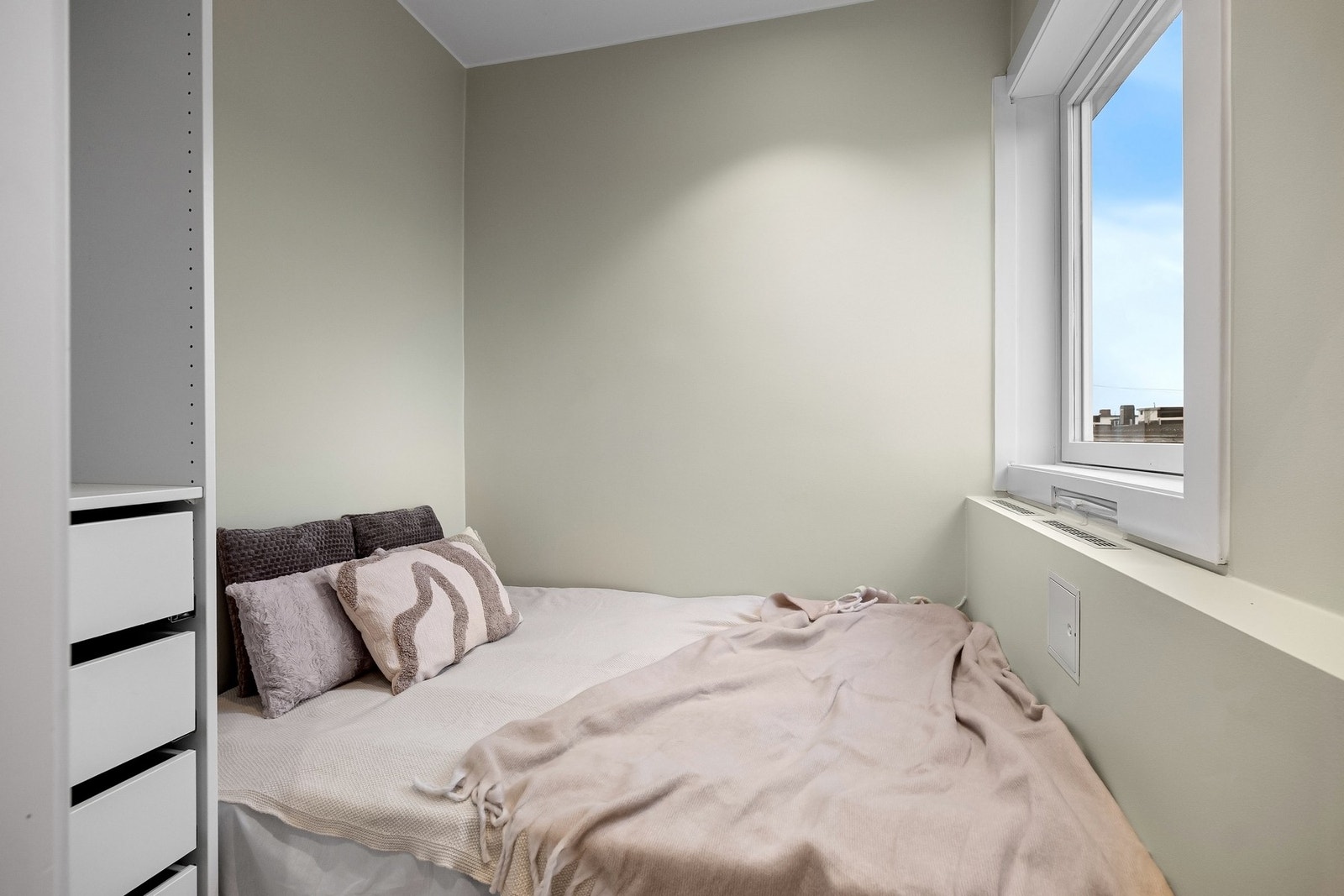 Soverom med plass til dobbeltseng og garderobe. Galleribilde