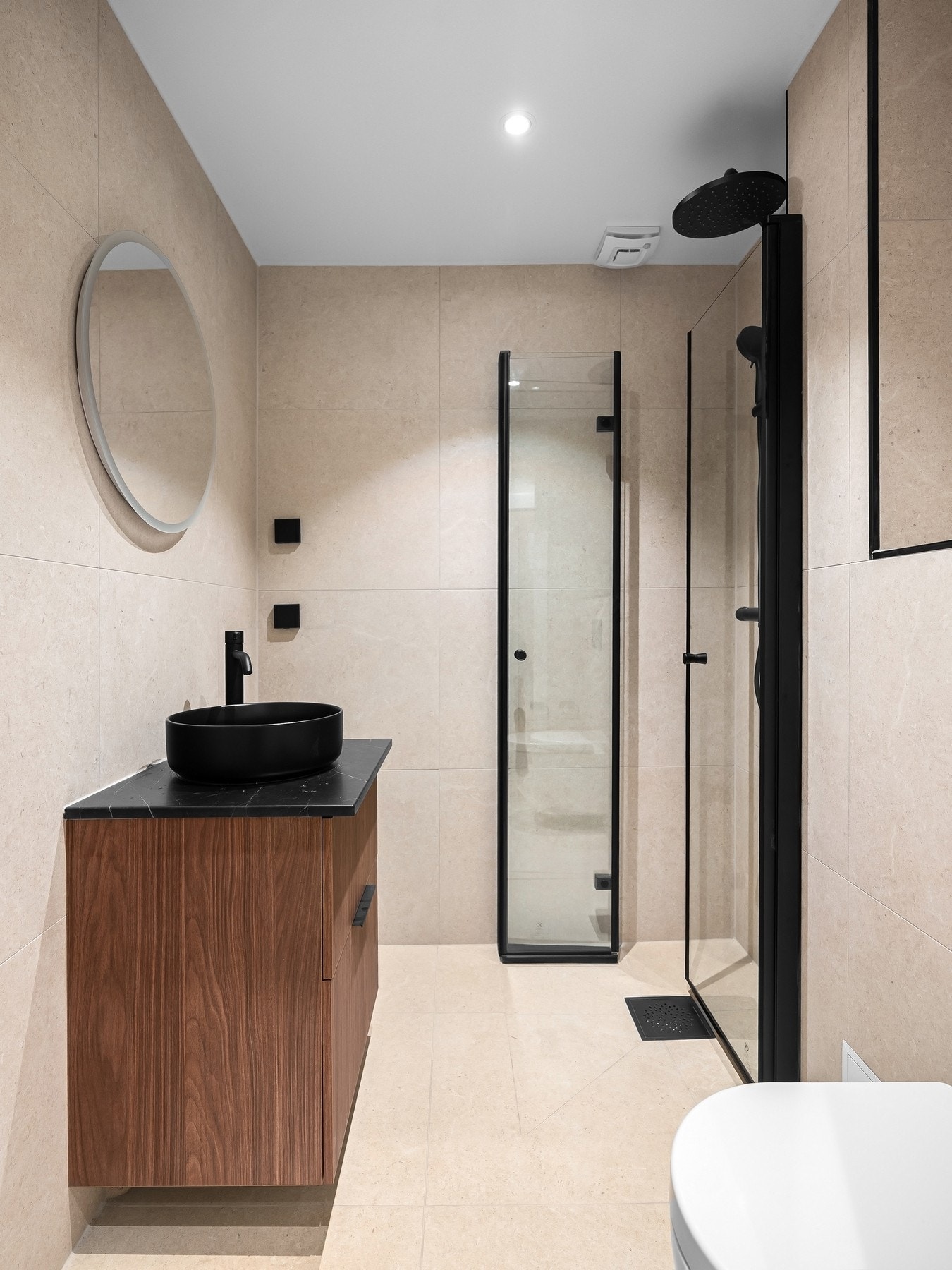 Baderommet er totaloppusset i 2025 med ny membran, sluk, fliser m.m. Galleribilde