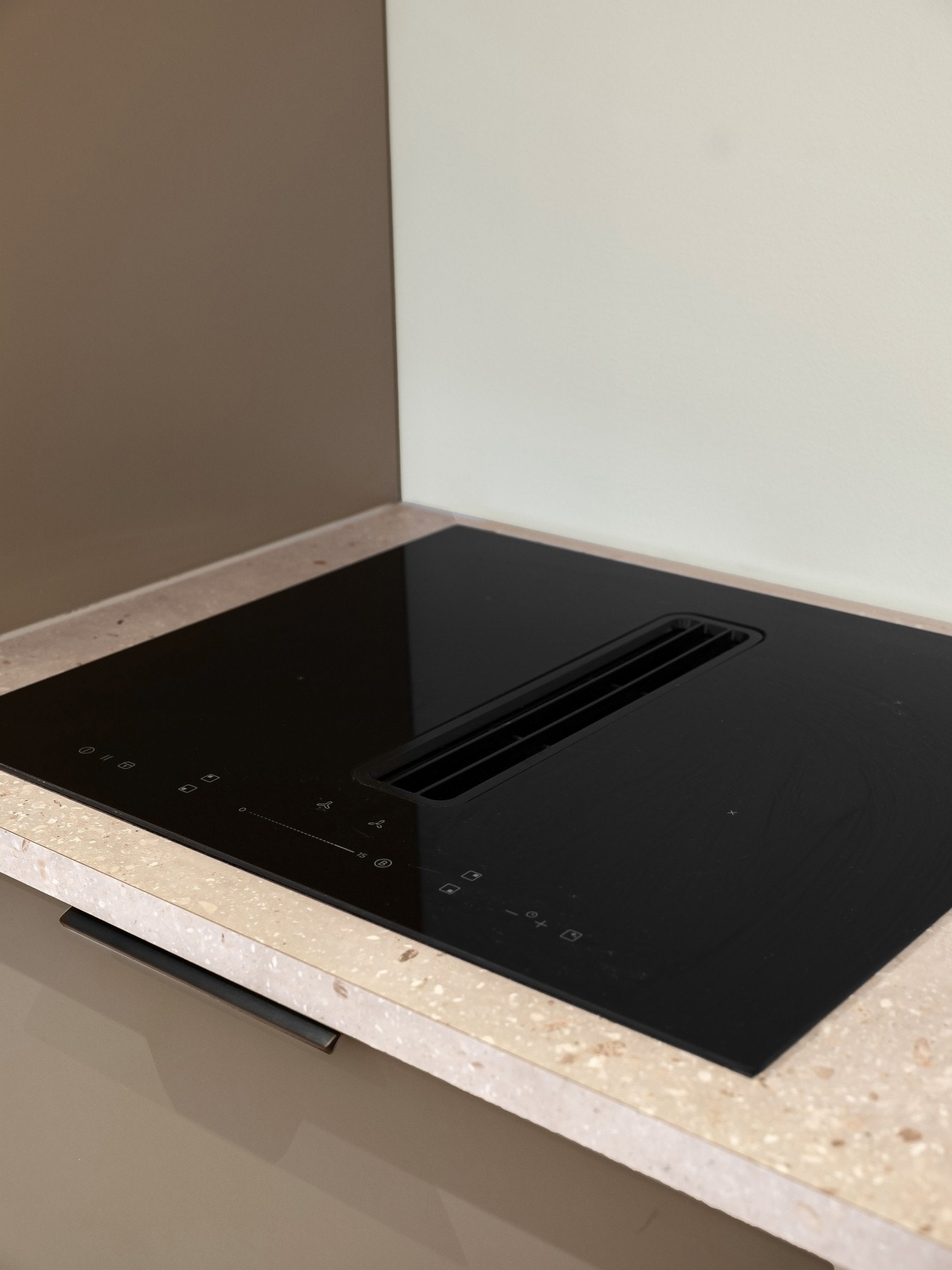 Stilren og påkostet platetopp med integrert ventilator. Alle hvitevarer er integrert og medfølger salget. Galleribilde