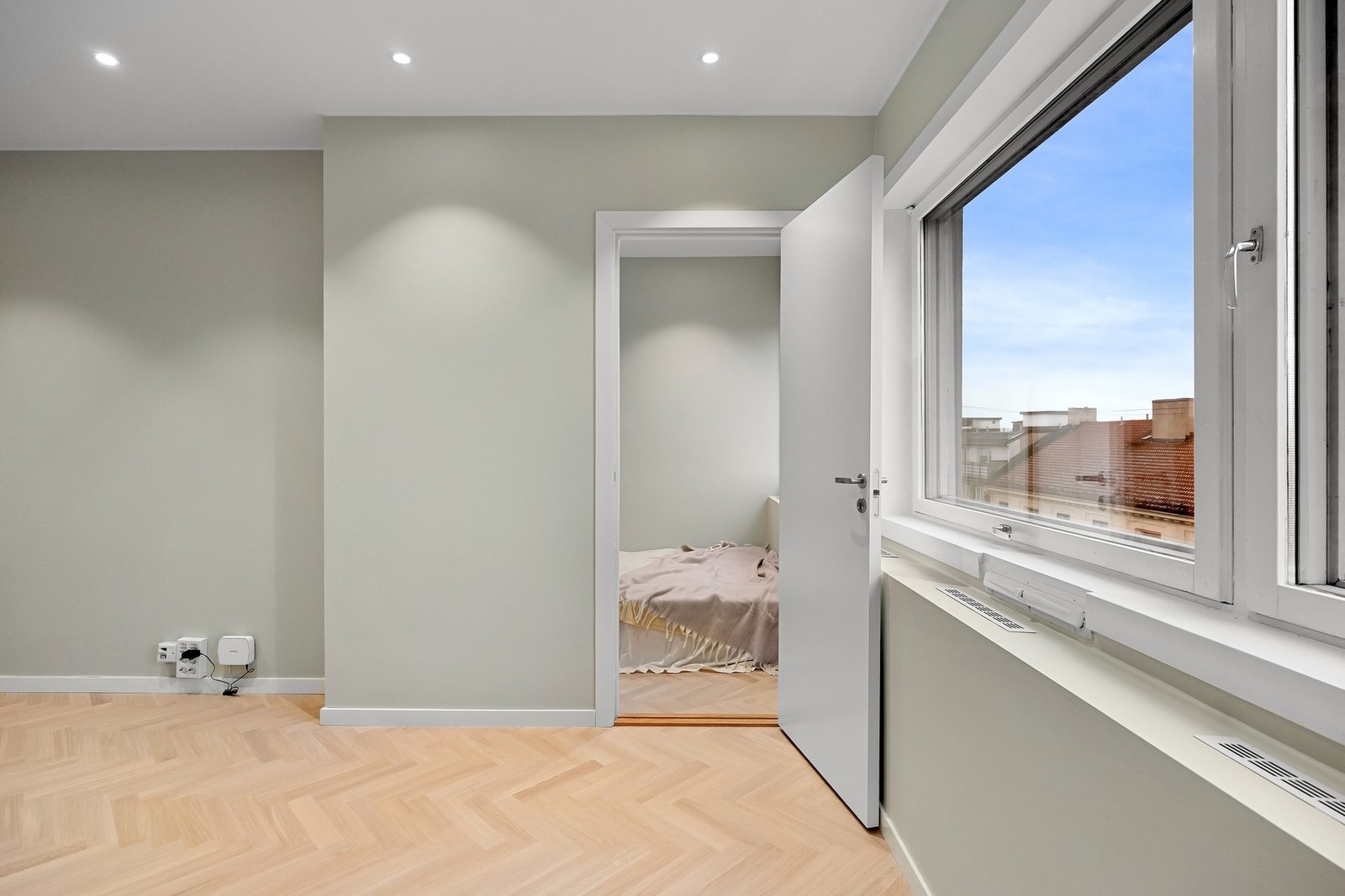 Alle overflater er slette og nymalte i 2025. Galleribilde