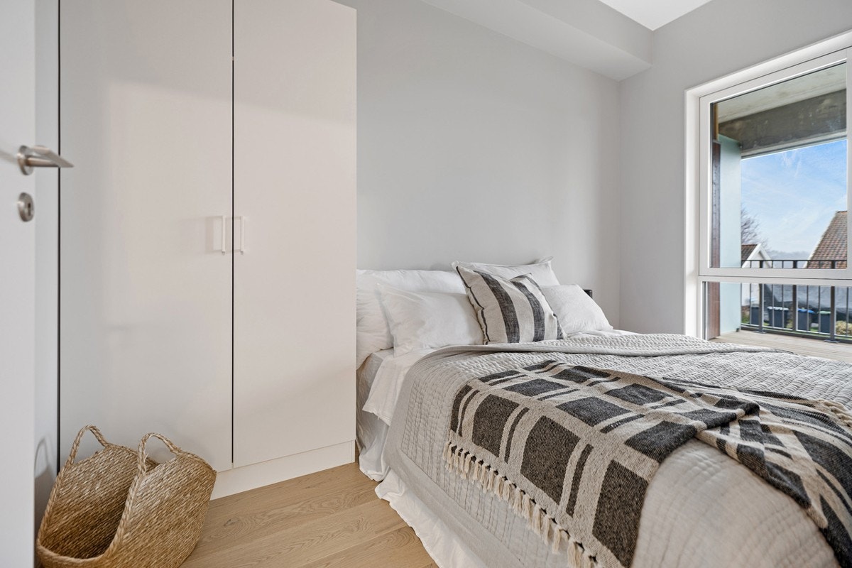 Romslig soverom med to innganger. Galleribilde