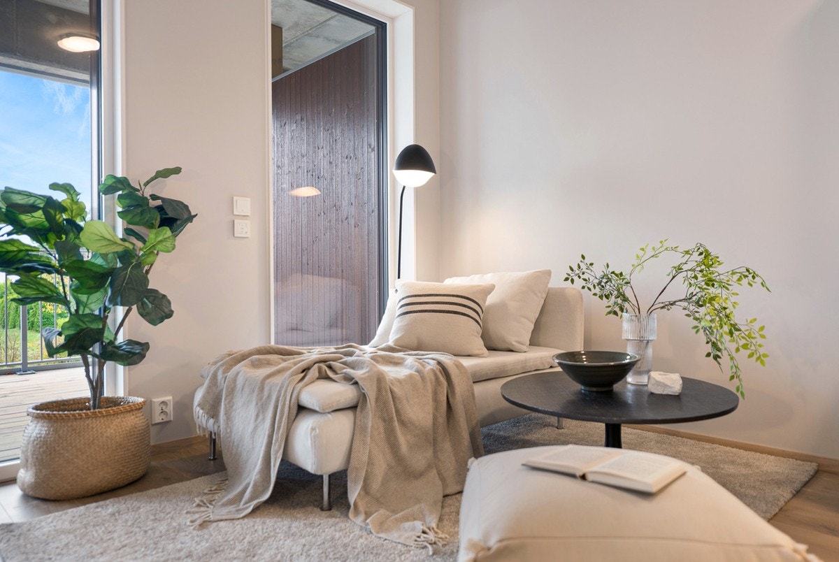 Store vinduer gir leiligheten rikelig med naturlig lys. Galleribilde