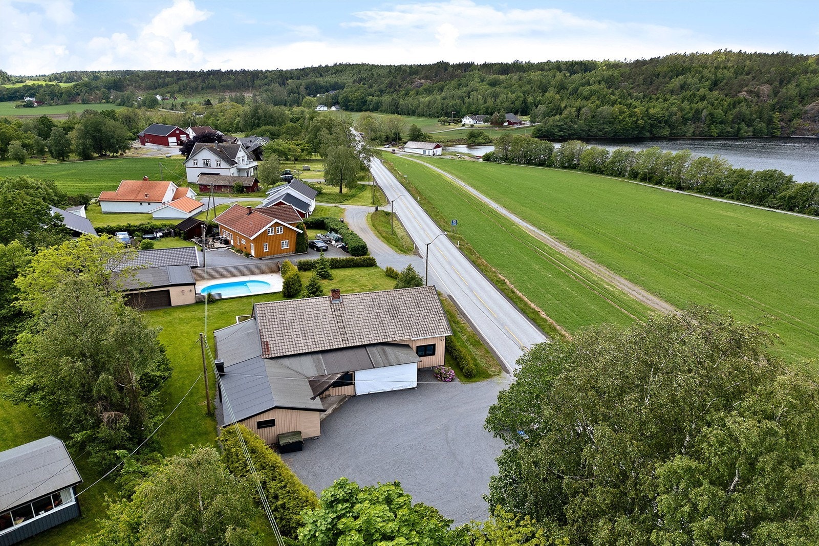 Tomten er flat og solrik og er på hele 1549,7 Kvm. Galleribilde