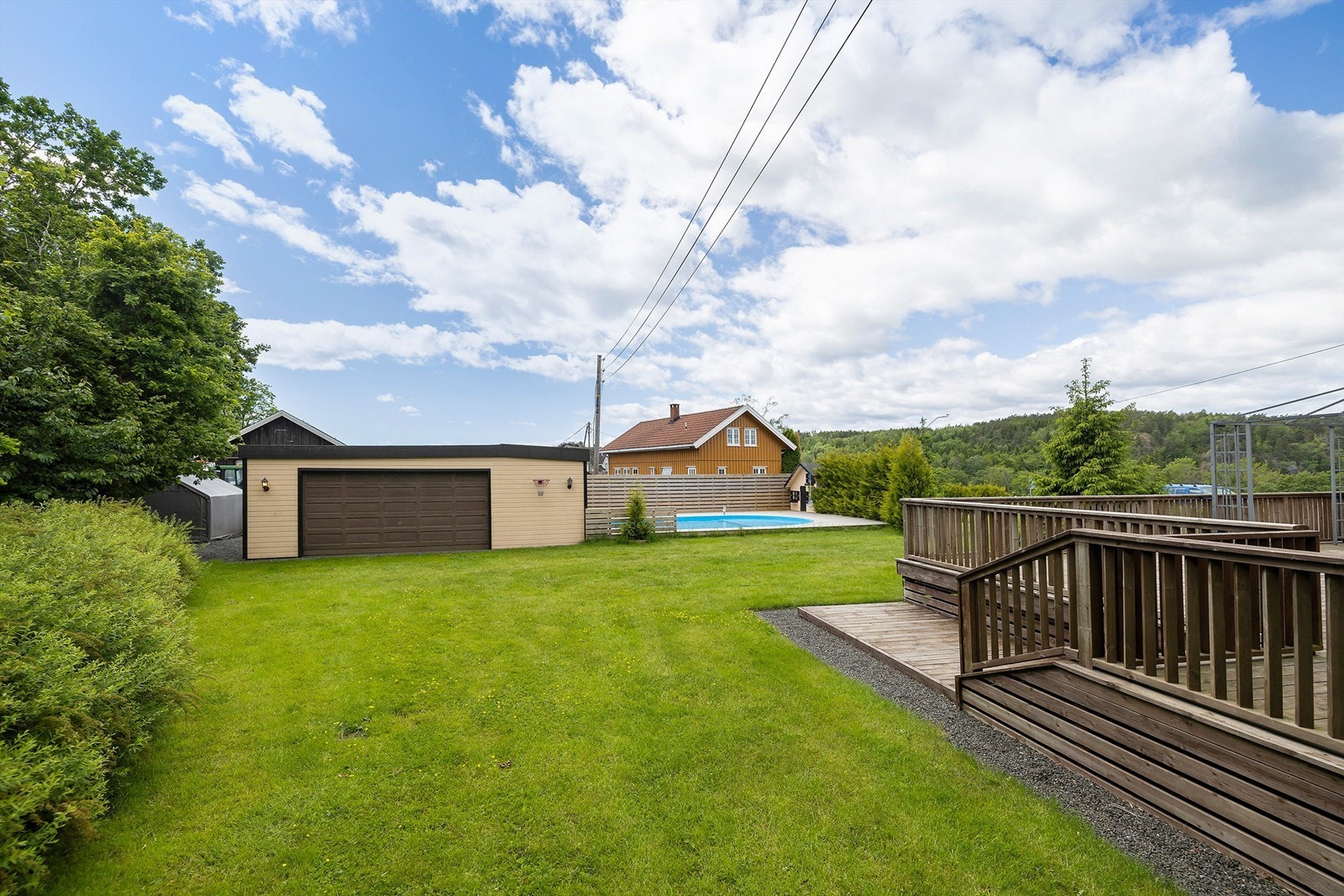 På uteområdet finnes både et uthus/garasje, dette er ikke byggesøkt eller godkjent av bygningsmyndighetene. Ved et eventuelt avslag på søknad om godkjenning vil tiltakshaver kunne bli pålagt å fjerne uthuset/garasjen. Galleribilde