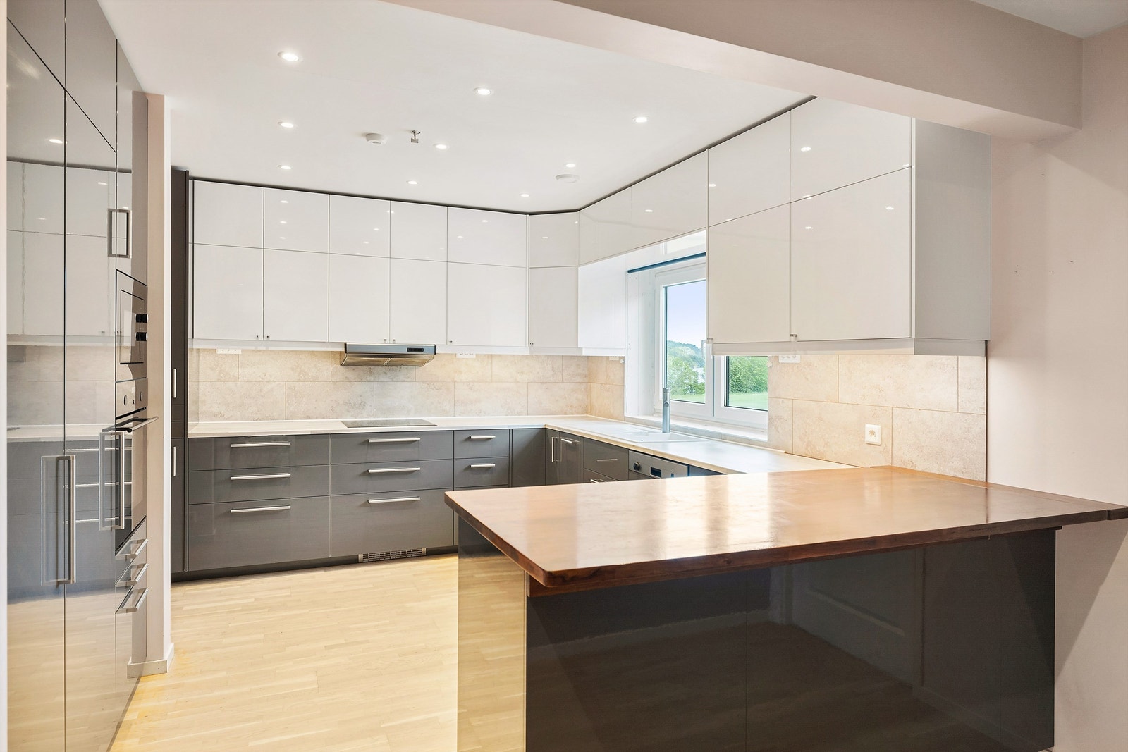 Lyst og romslig kjøkken med åpen løsning. Galleribilde