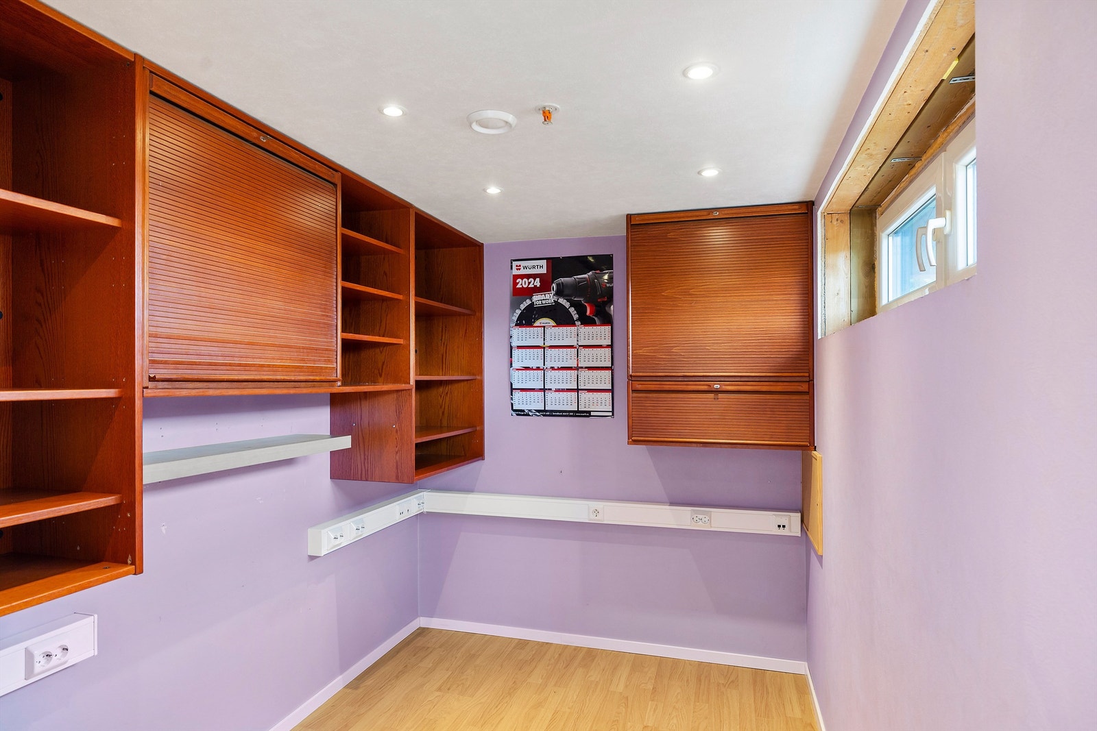 Fra stuen har du tilgang til et stort arbeidsrom/kontor. Galleribilde