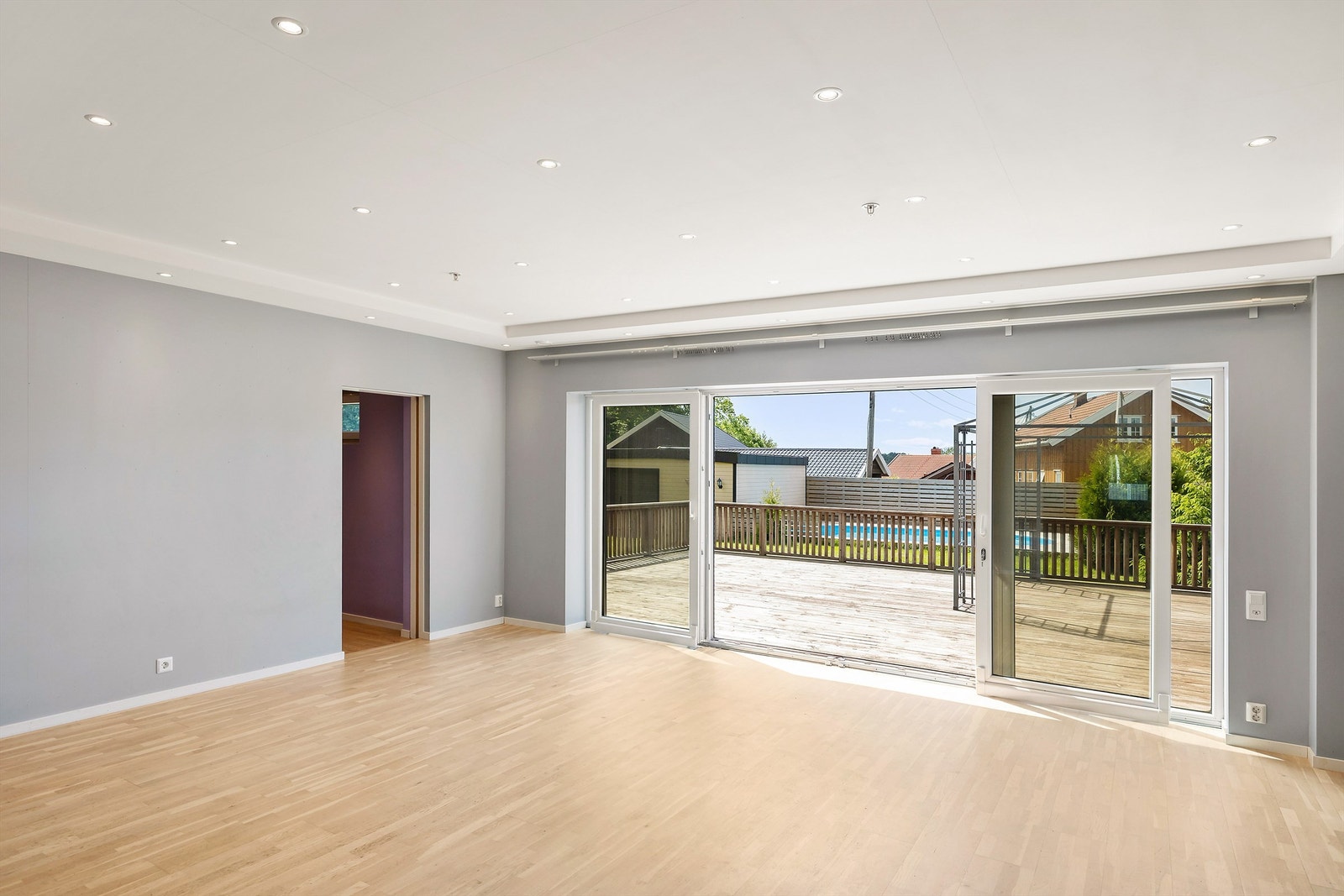 Stuen er stor og romslig med utgang til stor solrik terrasse. Galleribilde