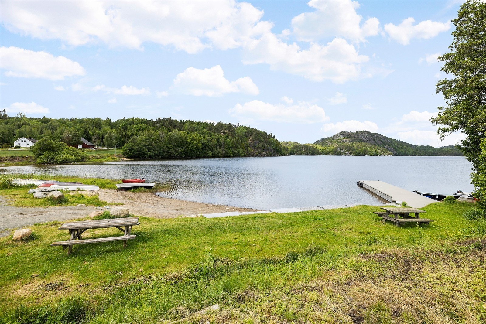 Hallevannet byr på flotte bademuligheter og turomgivelser. Galleribilde