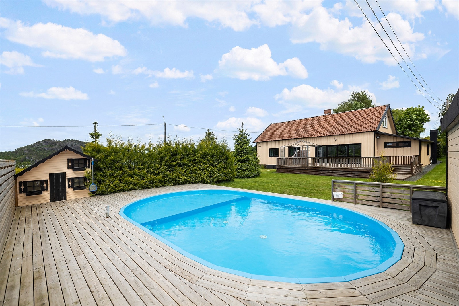 Det er etablert et svømmebasseng på eiendommen som ikke er byggesøkt eller godkjent av bygningsmyndighetene. Ved et eventuelt avslag på søknad om godkjenning vil eier kunne bli pålagt å fjerne bassenget. Galleribilde