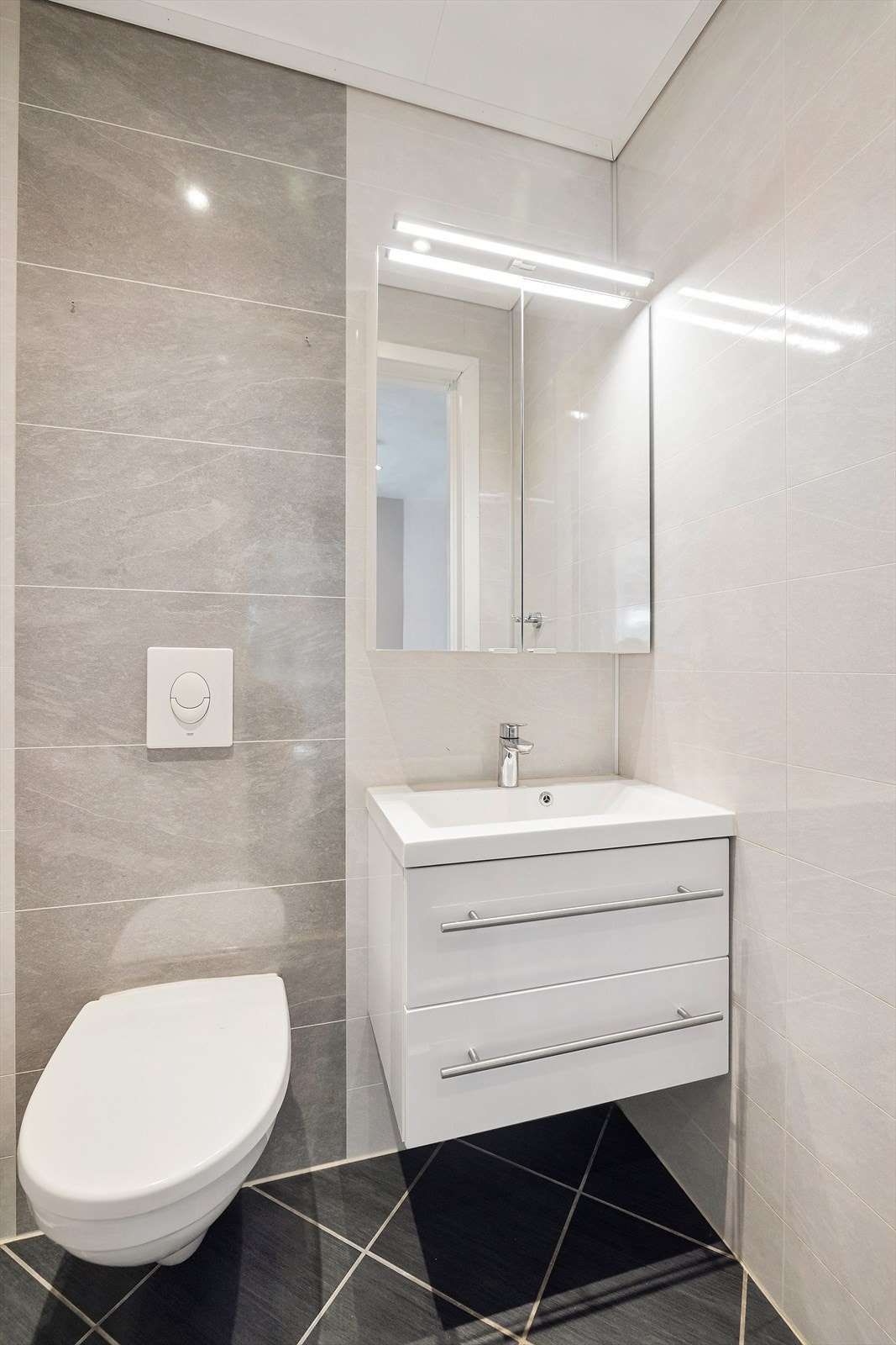 Toalettet er moderne og lyst, utstyrt med WC og servant. Galleribilde