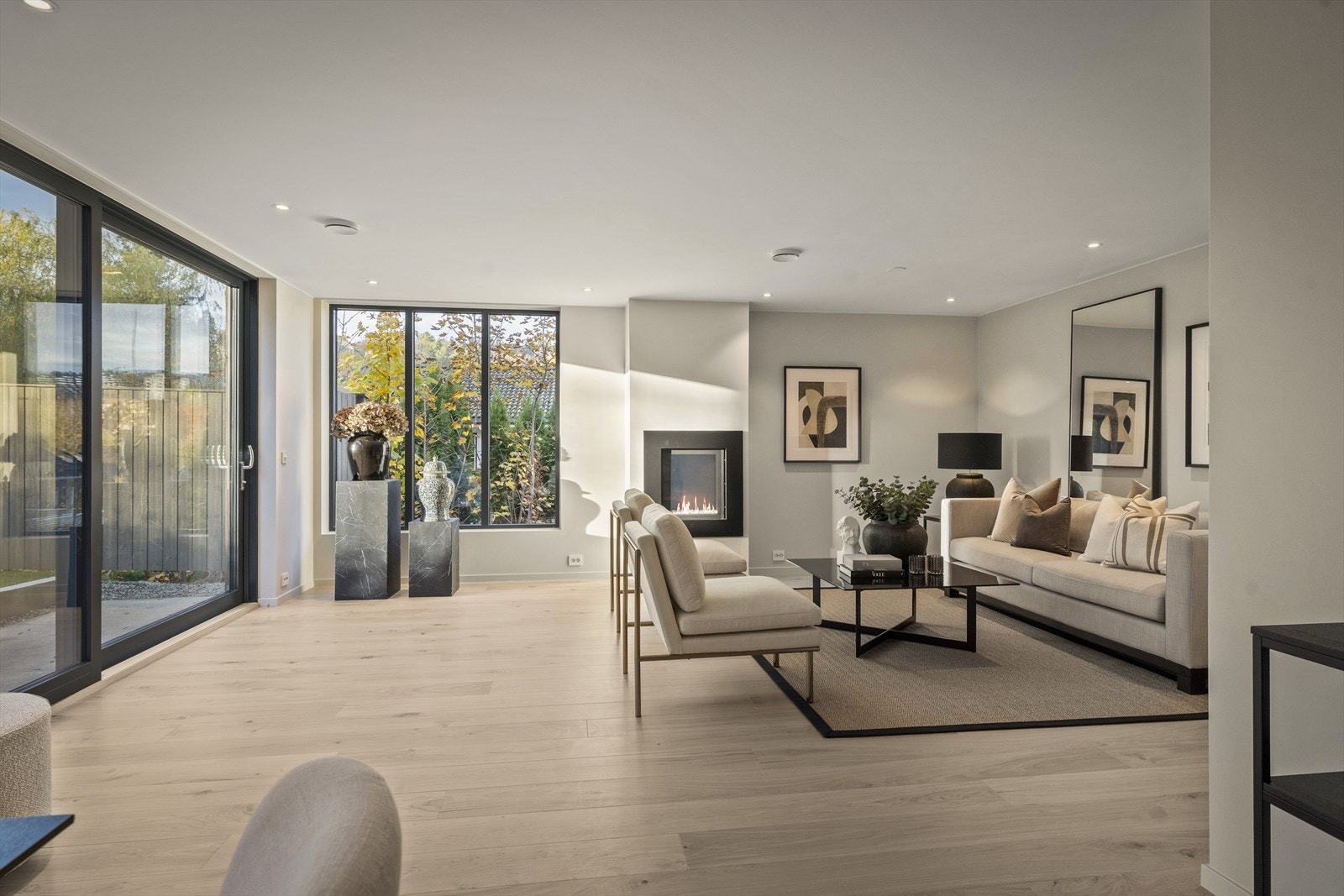 Boligen er vesentlig påkostet og holder en meget god standard med kvaliteter som eiketrapper med belysning og glassrekkverk, massive eikespiler ved trapp og pergola i samme utførelse som kledningen på boligen Galleribilde