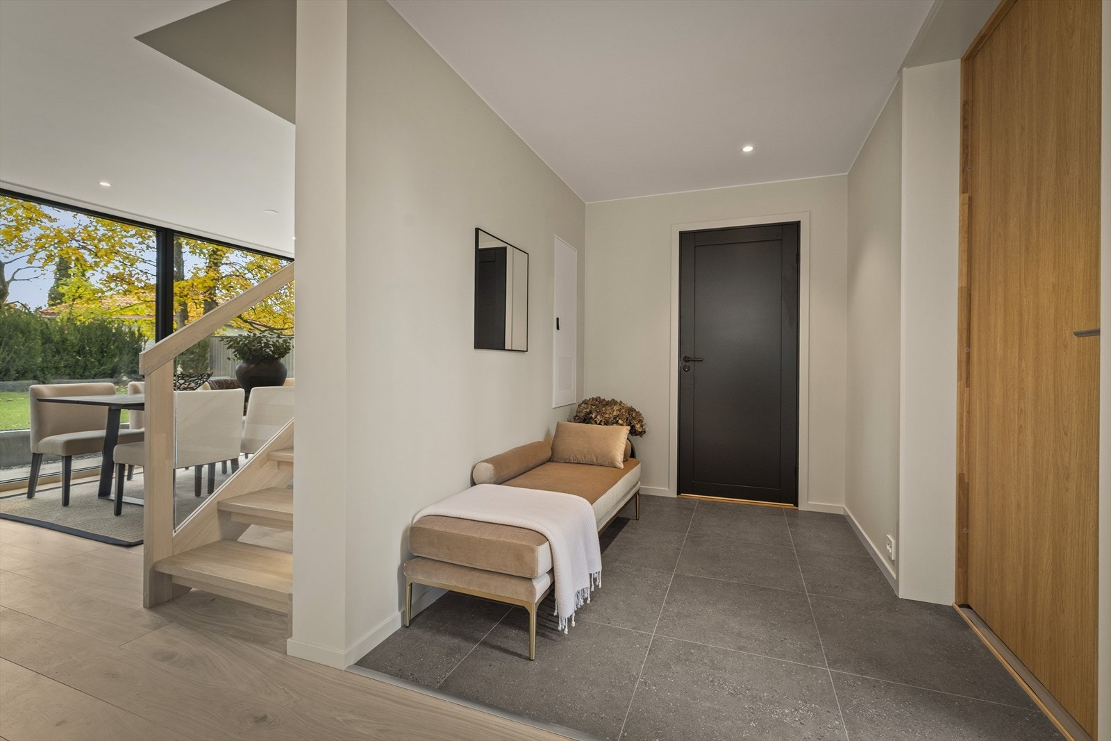 Lys og innbydende entré med god plass til garderobemøblement og videre adkomst til separat gjestetoalett Galleribilde