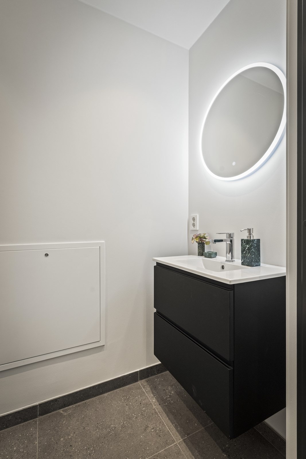 Tidløs innredning - Speil med lys og anti-dugg-funksjon Galleribilde