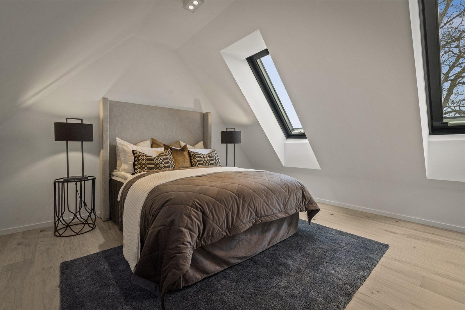 Det er god plass til dobbeltseng med tilhørende garderobeinnredning Galleribilde