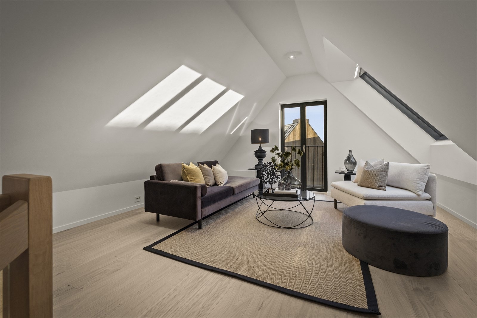 På loftet finner du en hyggelig loftsstue med ekstra soverom og praktiske knevegger som gir god oppbevaringsplass Galleribilde