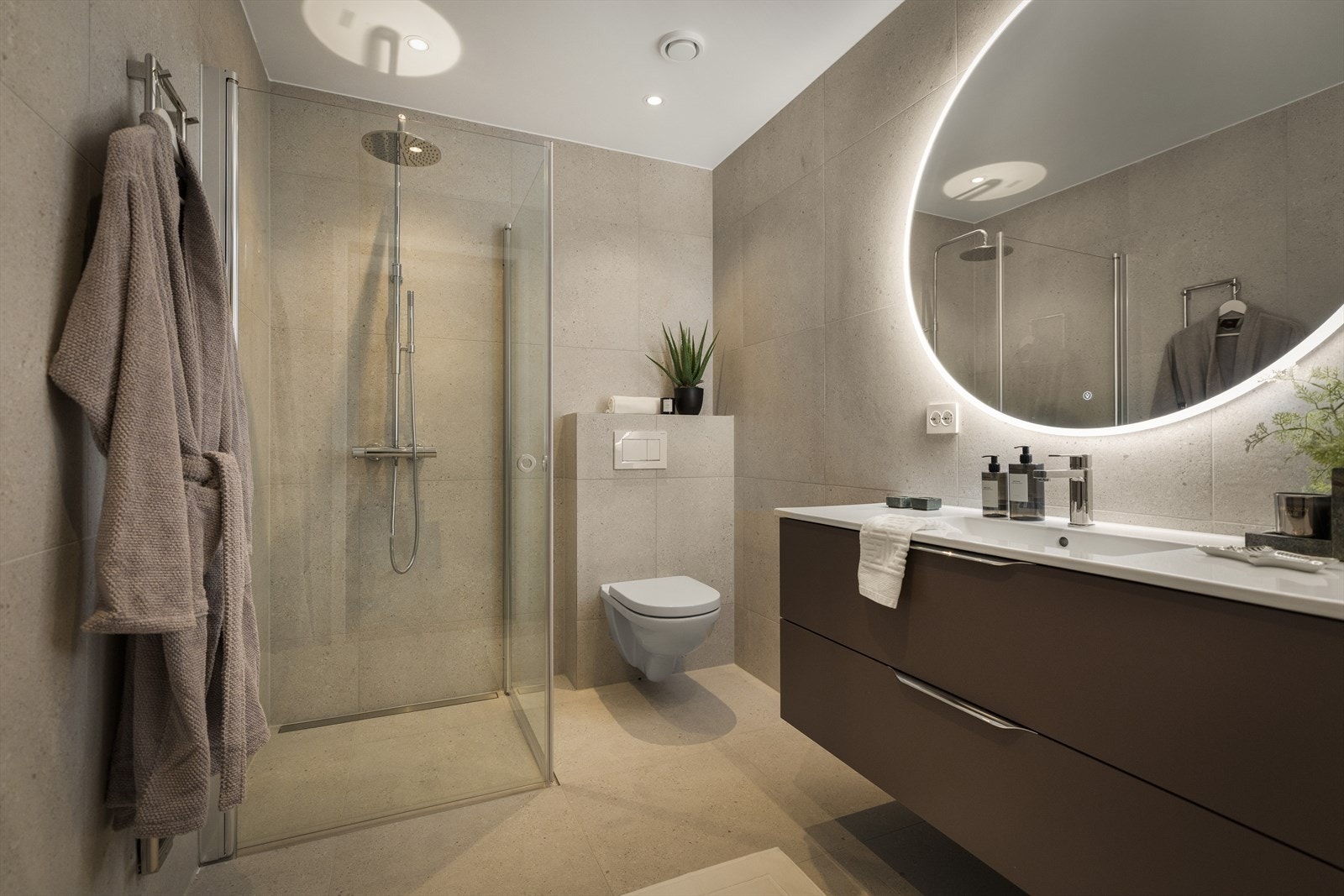 Badene er utstyrt med innbygningssisterner, speil med lys og anti-dugg-funksjon - detaljer som gir både komfort og et stilrent uttrykk Galleribilde