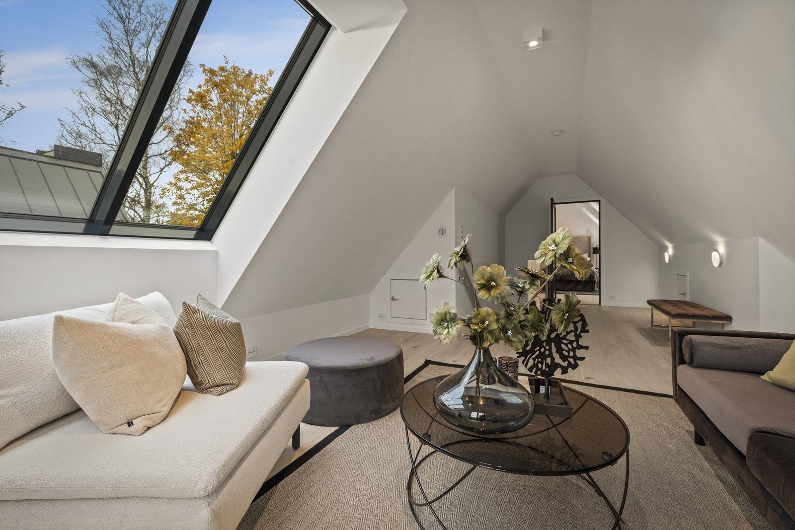 Et fleksibelt plan som passer perfekt som ungdomsdel, hjemmekontor eller gjesterom Galleribilde