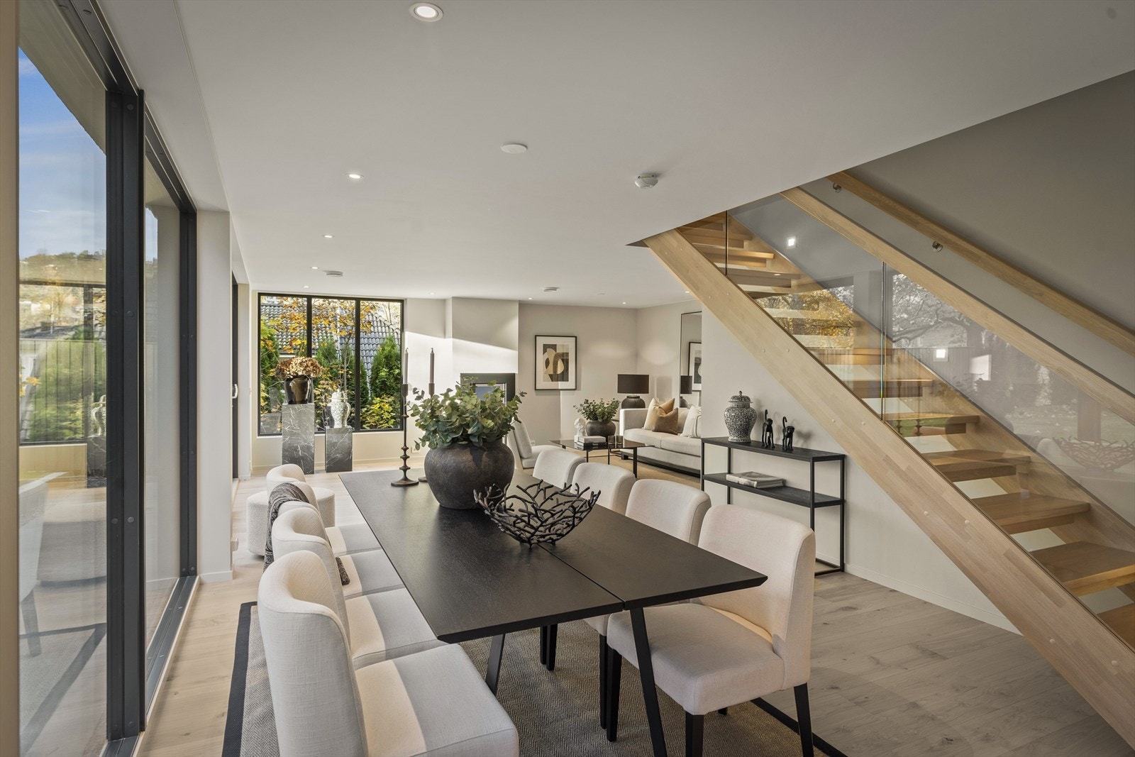 Planløsningen er gjennomtenkt og effektiv, og boligen inneholder blant annet fire soverom, romslig kjøkken/stue med utgang til terrasse med pergola, loftstue, to bad og separat toalett Galleribilde