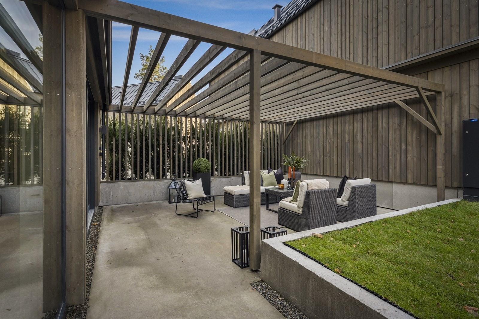 Plattingen fungerer som en fin og naturlig forlengelse av både stuen og kjøkkenet om sommeren Galleribilde