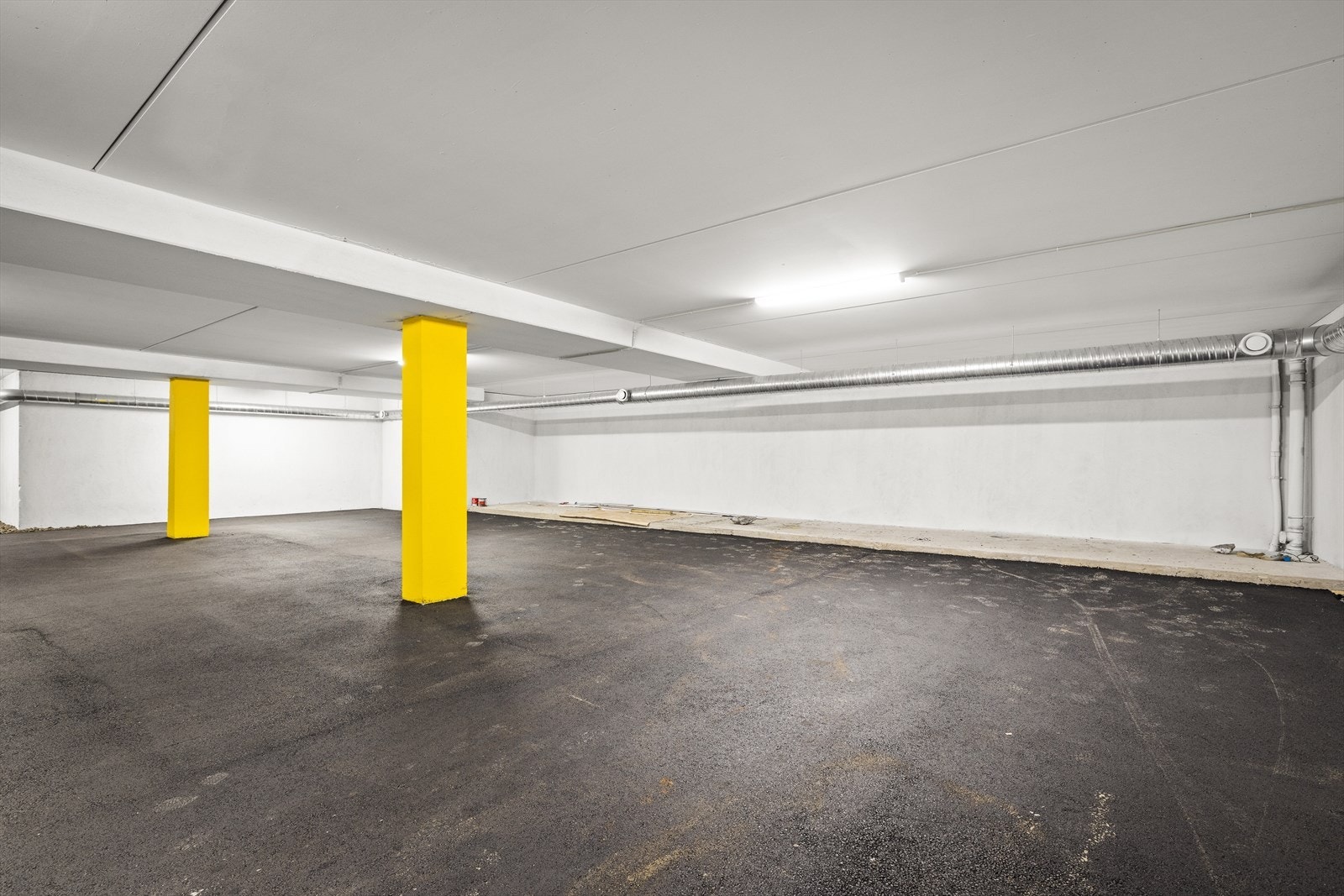 Det medfølger 1 parkeringsplass i underjordisk garasjeanlegg og 1 biloppstillingsplass på gårdsplassen - Garasjeanlegget er på hele 324 m² og det er godt med lagringsplass i bakkant av parkeringsplassen Galleribilde