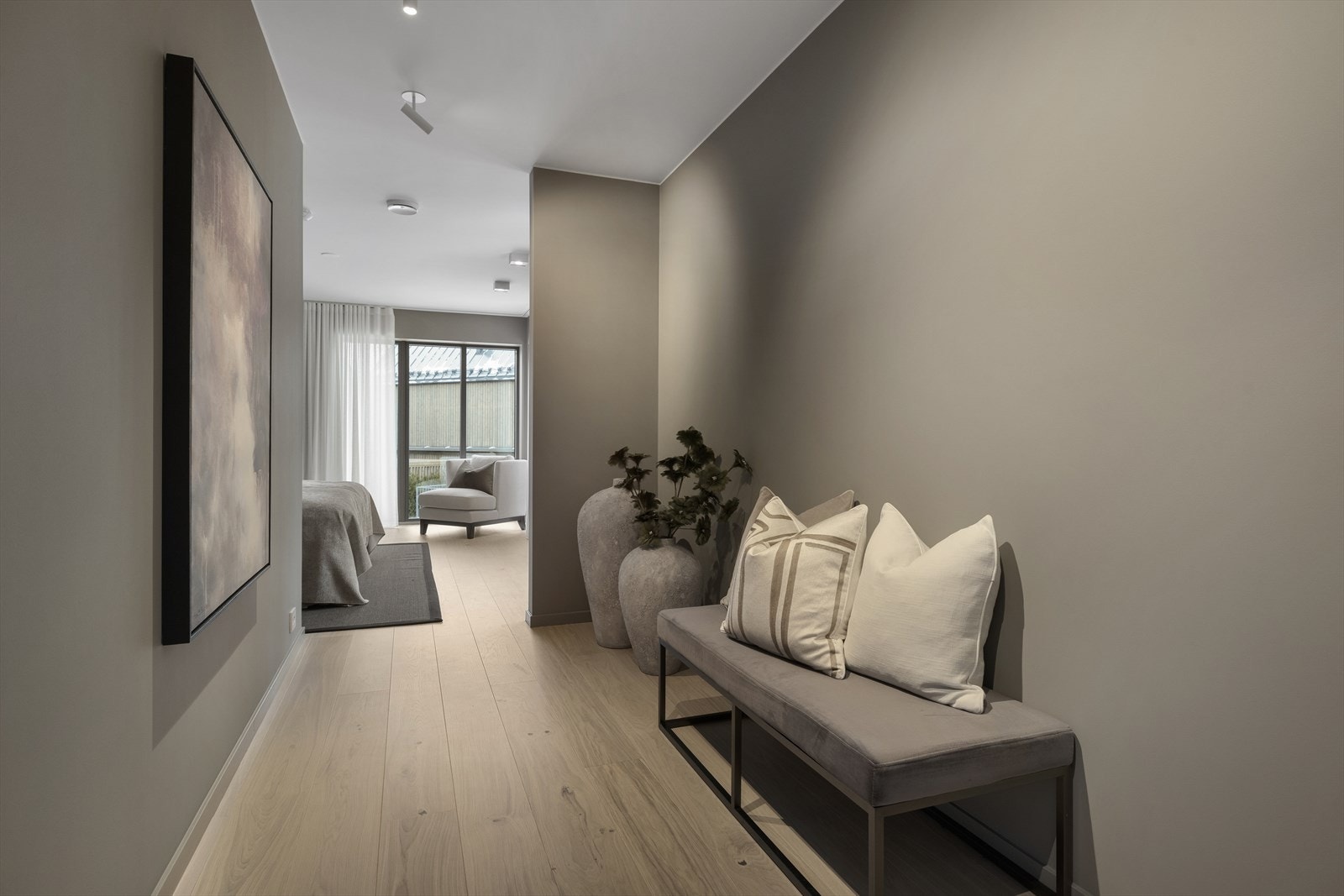 Hovedsoverommet har eget bad, omkledningsdel med plass til rikelig med garderobeskap, samt fransk balkong Galleribilde