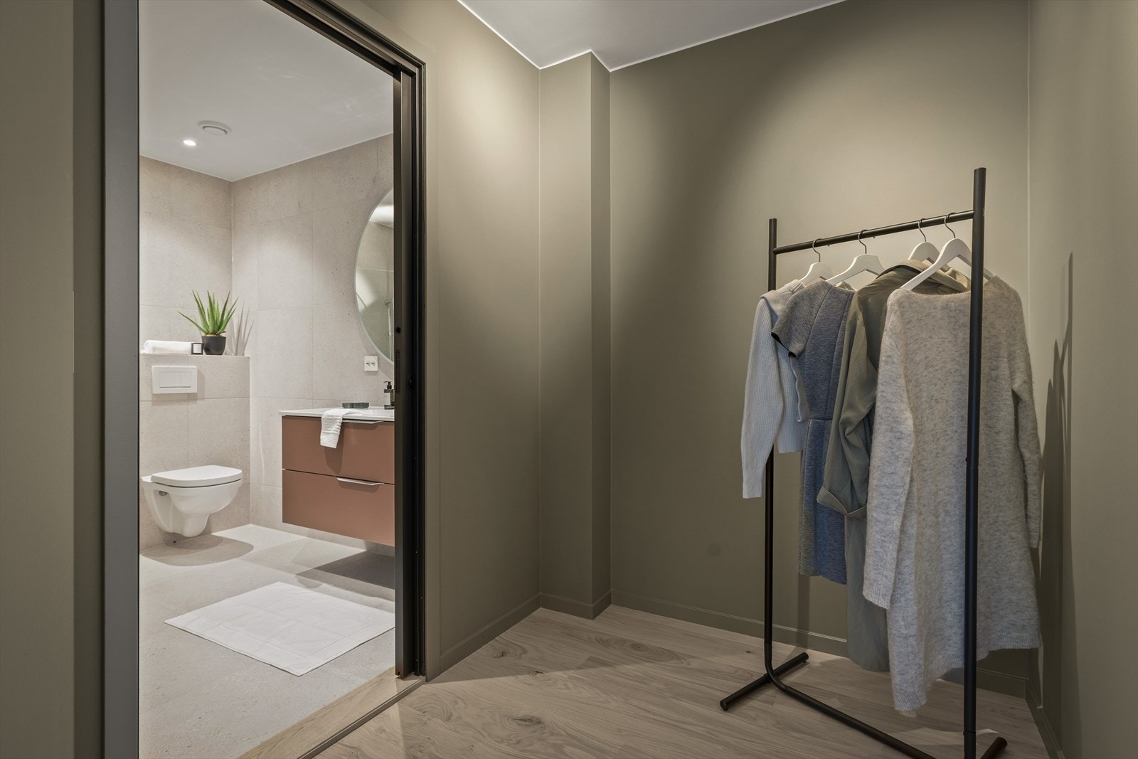 Praktisk nisje avsatt til garderobeinnredning Galleribilde