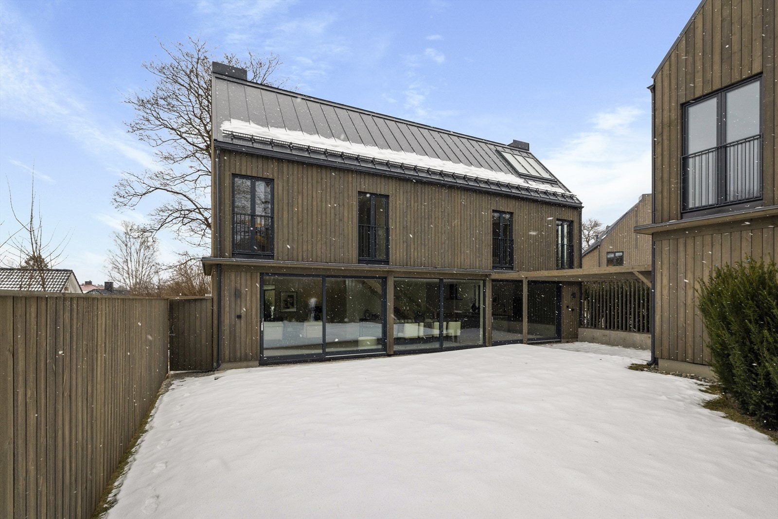 Boligen ble oppført i 2025, er nylig ferdigstilt, og passer perfekt for barnefamilier som ønsker en komfortabel og funksjonell hverdag i en nøkkelklar bolig Galleribilde