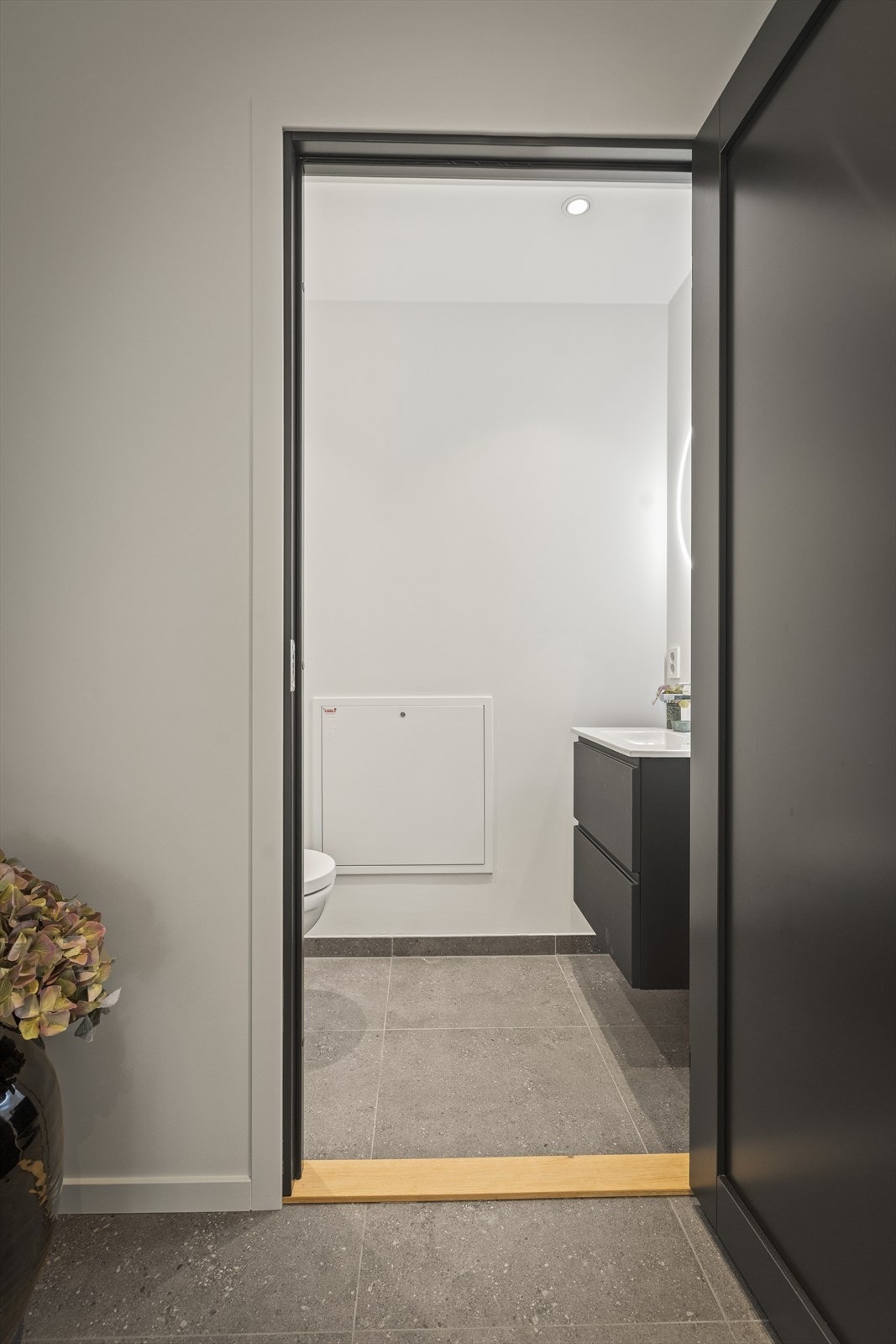 Praktisk separat gjestetoalett Galleribilde