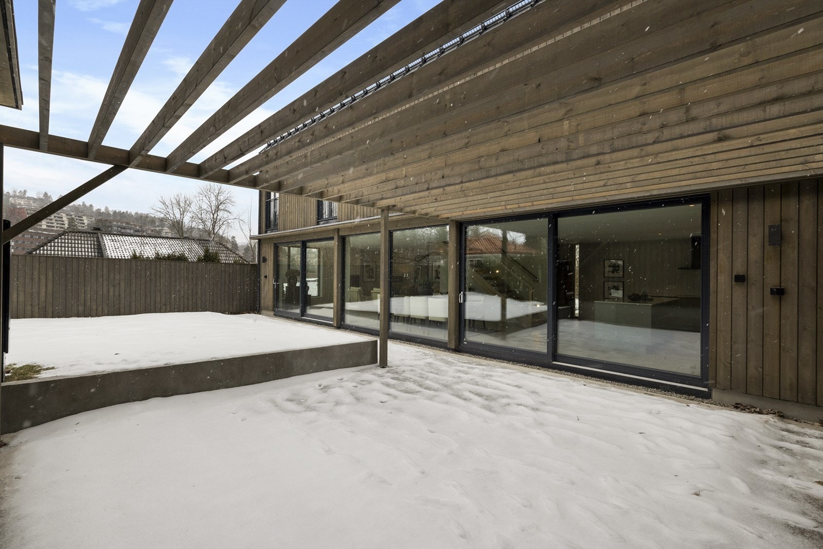 Romslig terrasseplatting med pergola - Adkomst fra stue og kjøkken Galleribilde