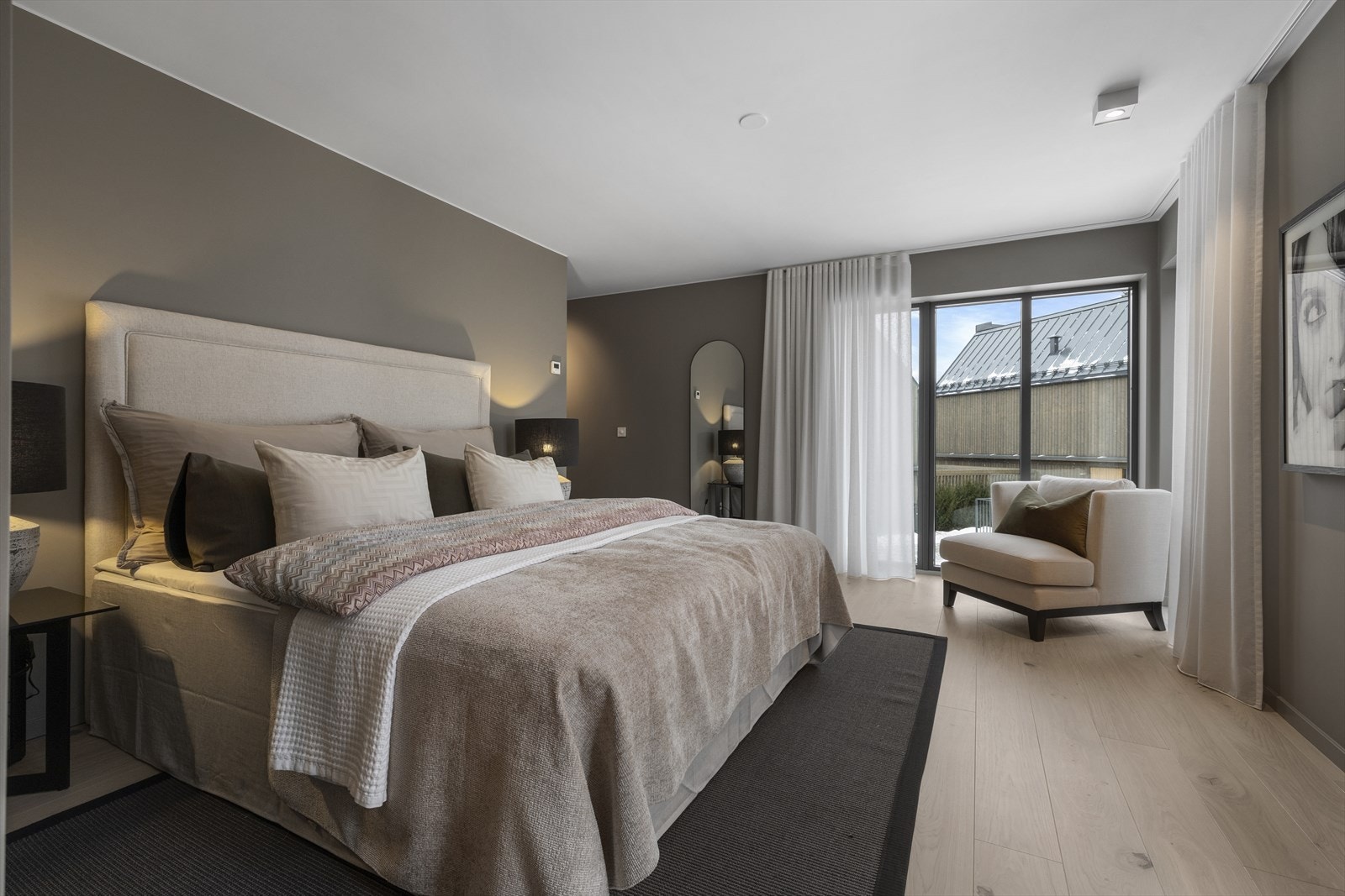 Det er god plass til stor dobbeltseng med tilhørende nattbord Galleribilde