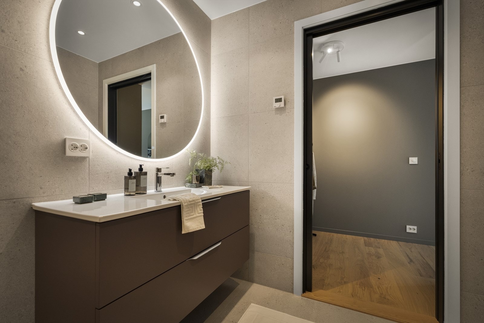 Badene er delikat flislagt, har varme i gulv og downlights i himling Galleribilde