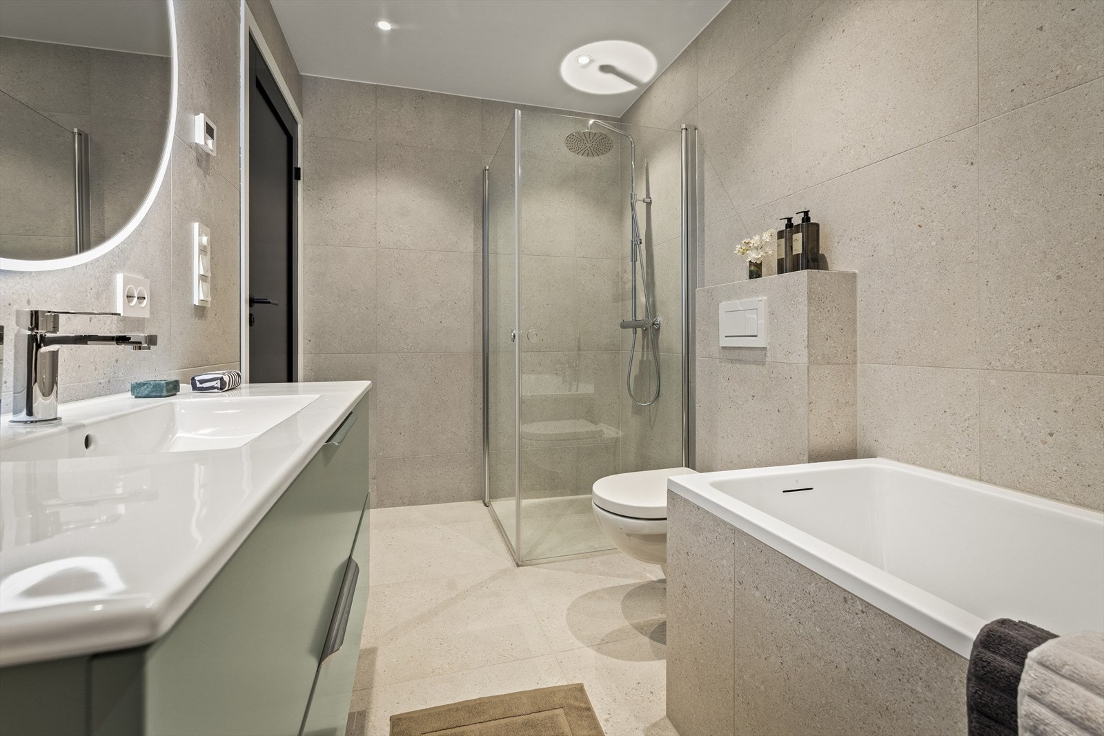 Badene er utstyrt med innbygningssisterner, speil med lys og anti-dugg-funksjon - detaljer som gir både komfort og et stilrent uttrykk Galleribilde