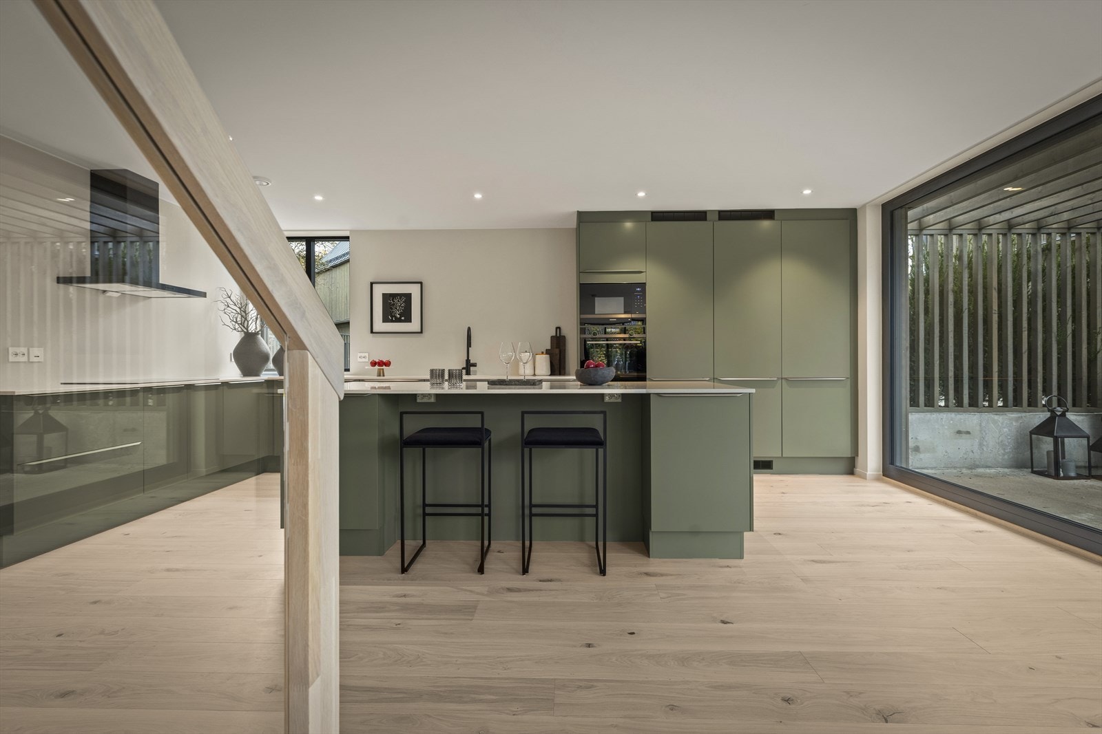 Boligen har et moderne og stilrent kjøkken fra den norske leverandøren Sigdal i modell Uno Galleribilde