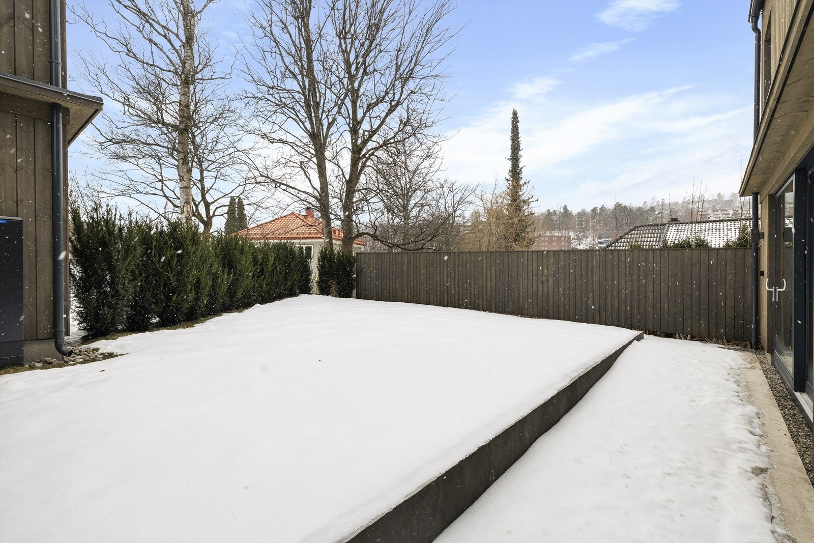 Boligen har en privat og skjermet hage hvor barn kan ferdes fritt og trygt Galleribilde