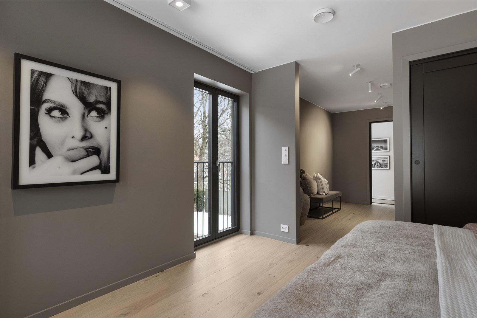 Det er rikelig med plass til garderobemøblement - Praktisk innvendig bod for ekstra lagringsplass med adkomst fra hovedsoverommet Galleribilde