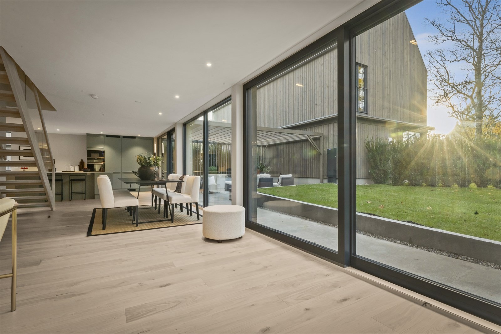 Etasjen rommer et stort og sosialt oppholdsrom med naturlige soner for stue, spisestue og kjøkken Galleribilde