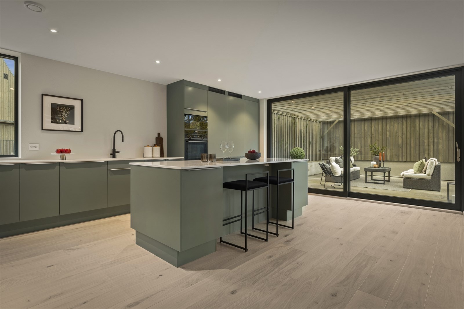 Fra både stue og kjøkken er det utgang til boligens flotte uteplasser Galleribilde