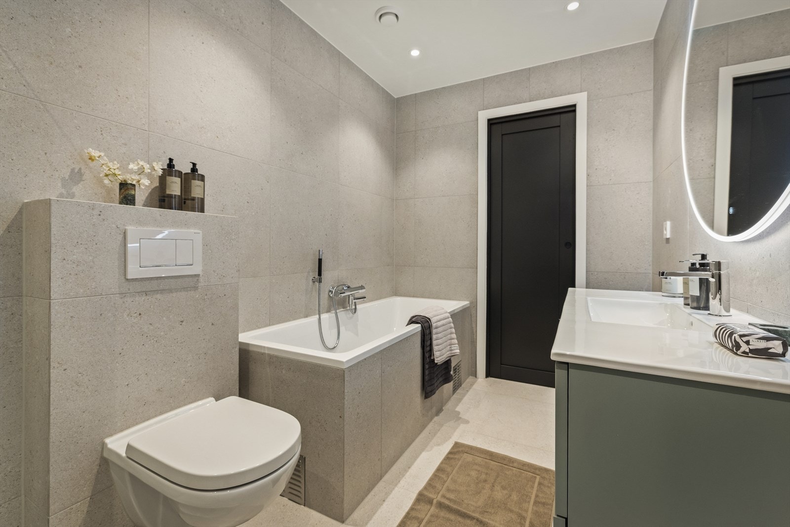 Hovedbadet er romslig og inneholder både badekar, dusj og opplegg for vaskemaskin og tørketrommel Galleribilde