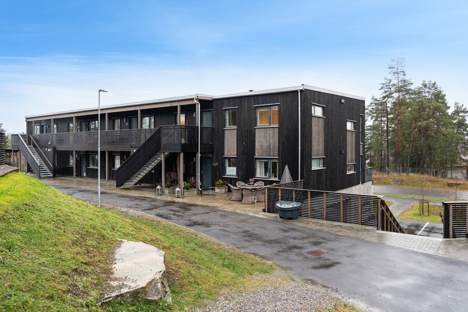 Offentlig transport er godt tilrettelagt, med bussforbindelser som korresponderer med båt til Aker Brygge og Lysaker, samt gode forbindelser til Oslo. Galleribilde