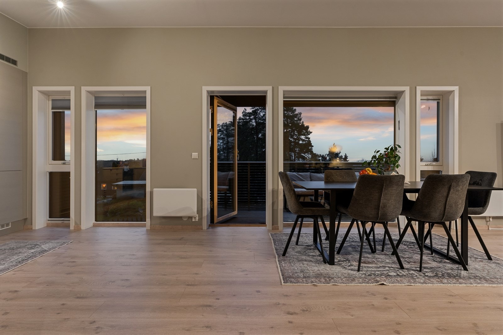 Utgang til uteplass fra stuen. Galleribilde