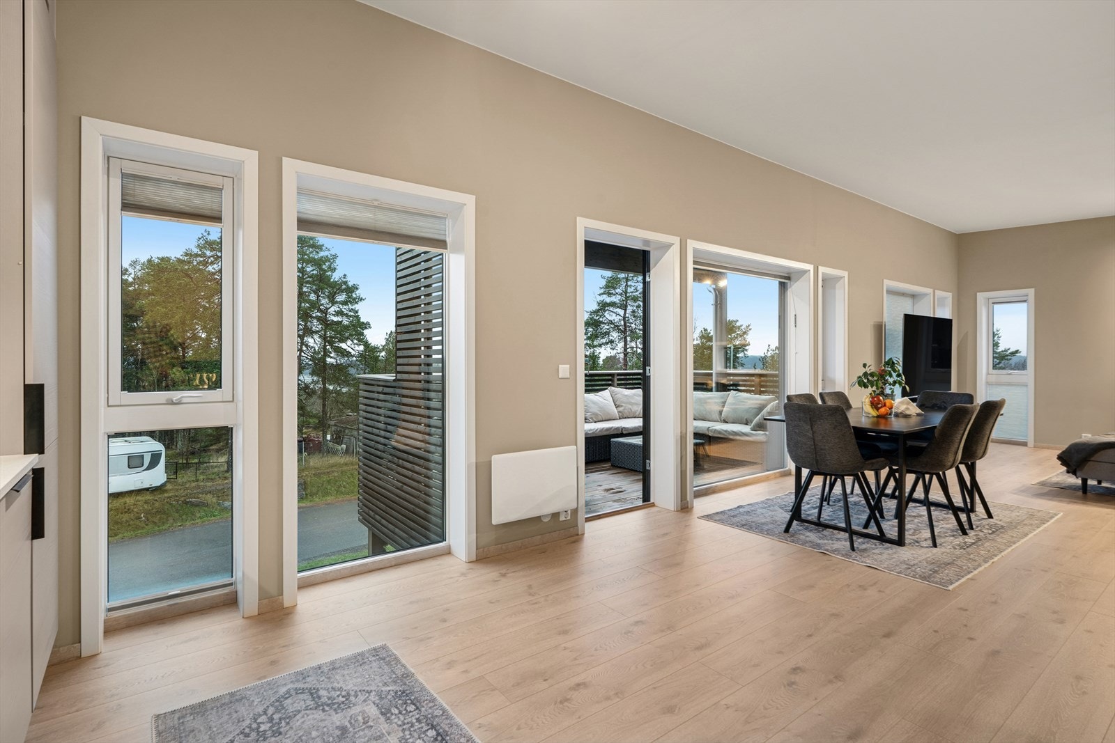 Lys og romslig stue med store vindusflater som gir godt med naturlig lys inn. Galleribilde