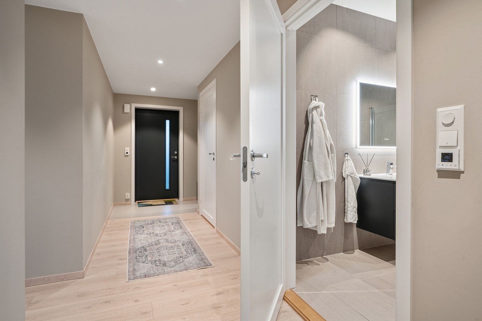 Lyst og pent inngangsparti med downlightbelysning. Galleribilde