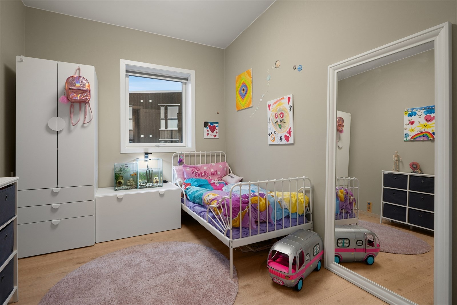 Hyggelig barnerom med plass til både seng og tilhørende møbler. Galleribilde